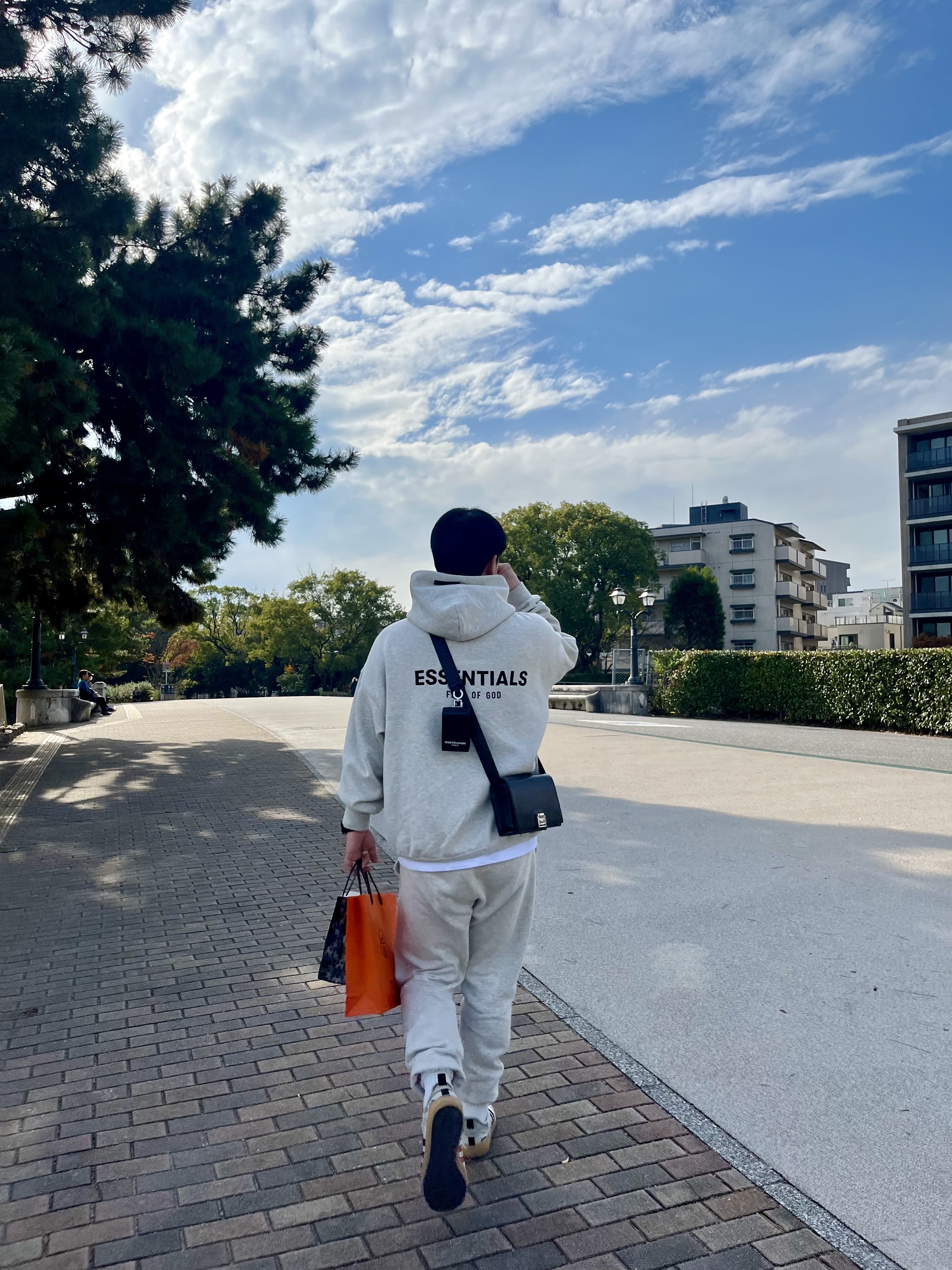 Adidas x Song for the Mute Campus 80s Bliss Core Black, Essentials The Core Collection Sweatpants Light Oatmeal 착용 스타일 - 2