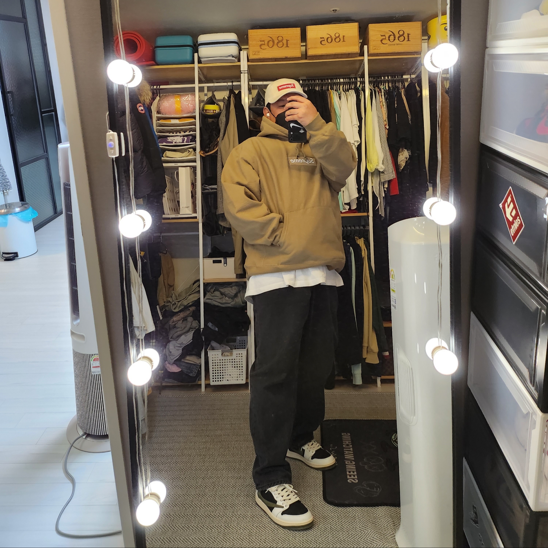 Supreme Corduroy Camp Cap White - 22FW, Supreme Box Logo Hooded Sweatshirt Dark Sand - 23FW 착용 스타일