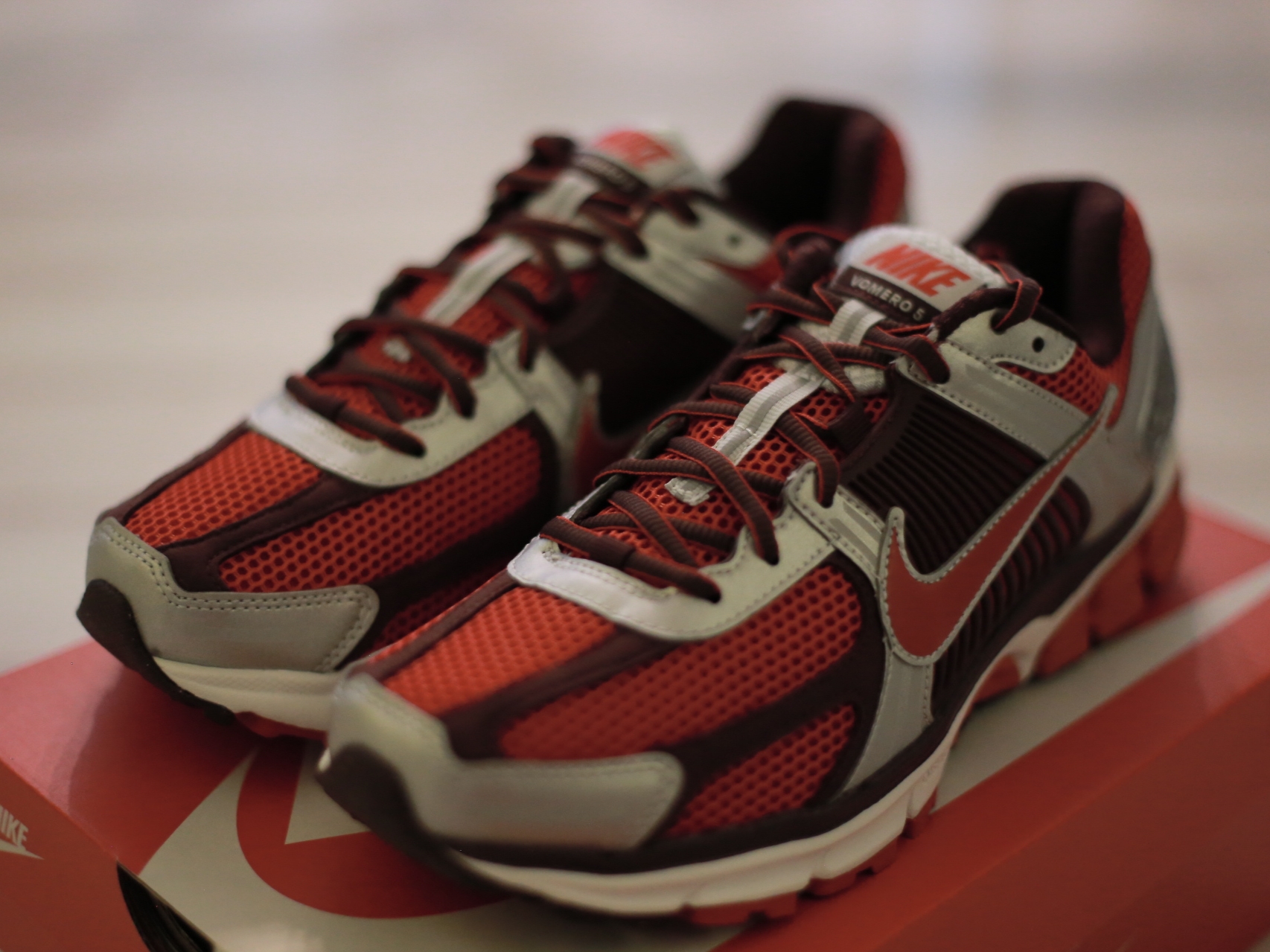 (W) Nike Zoom Vomero 5 Mystic Red and Platinum 착용 스타일 - 2