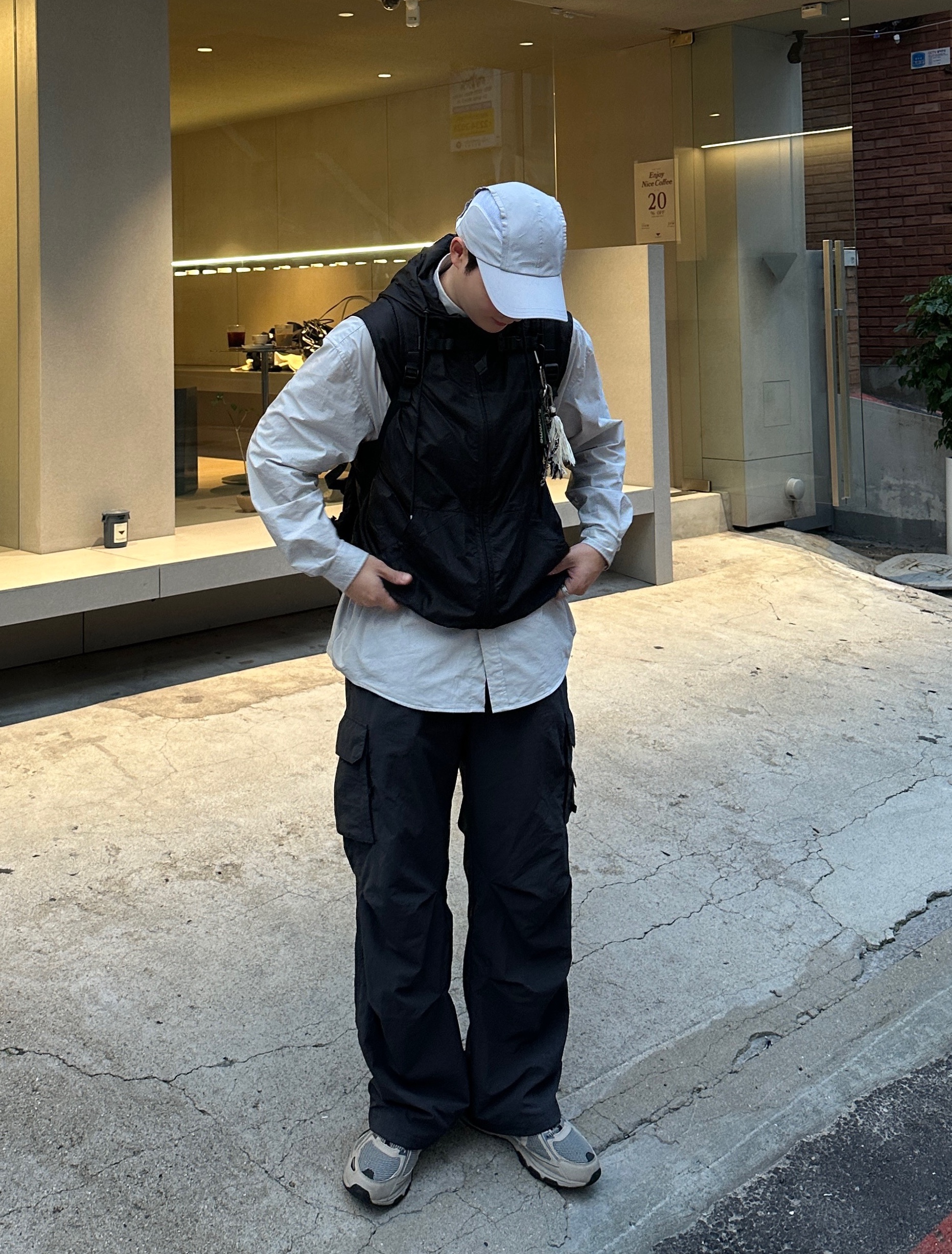 Supreme Webbing Keychain Green Camo - 23SS, Asics Gel-Venture 6 Feather Grey Black 착용 스타일 - 2