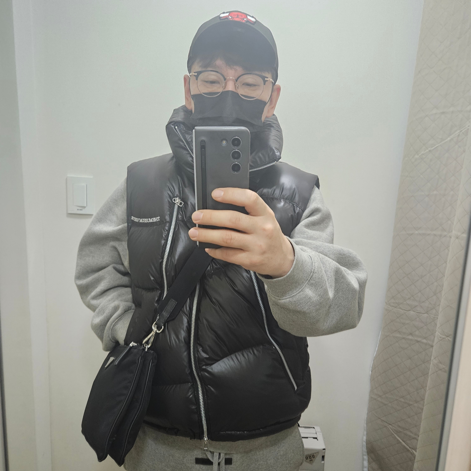 Prada Re-Nylon and Saffiano Leather Shoulder Bag Black, Essentials Sweatpants Heather Oatmeal - 21SS 착용 스타일 - 2