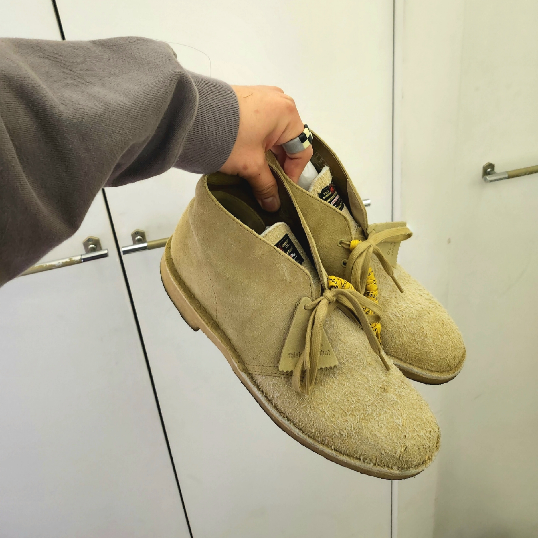 Clarks x Thisisneverthat Desert Boots Maple, Clarks Desert Trek Suede Sand 착용 스타일 - 2