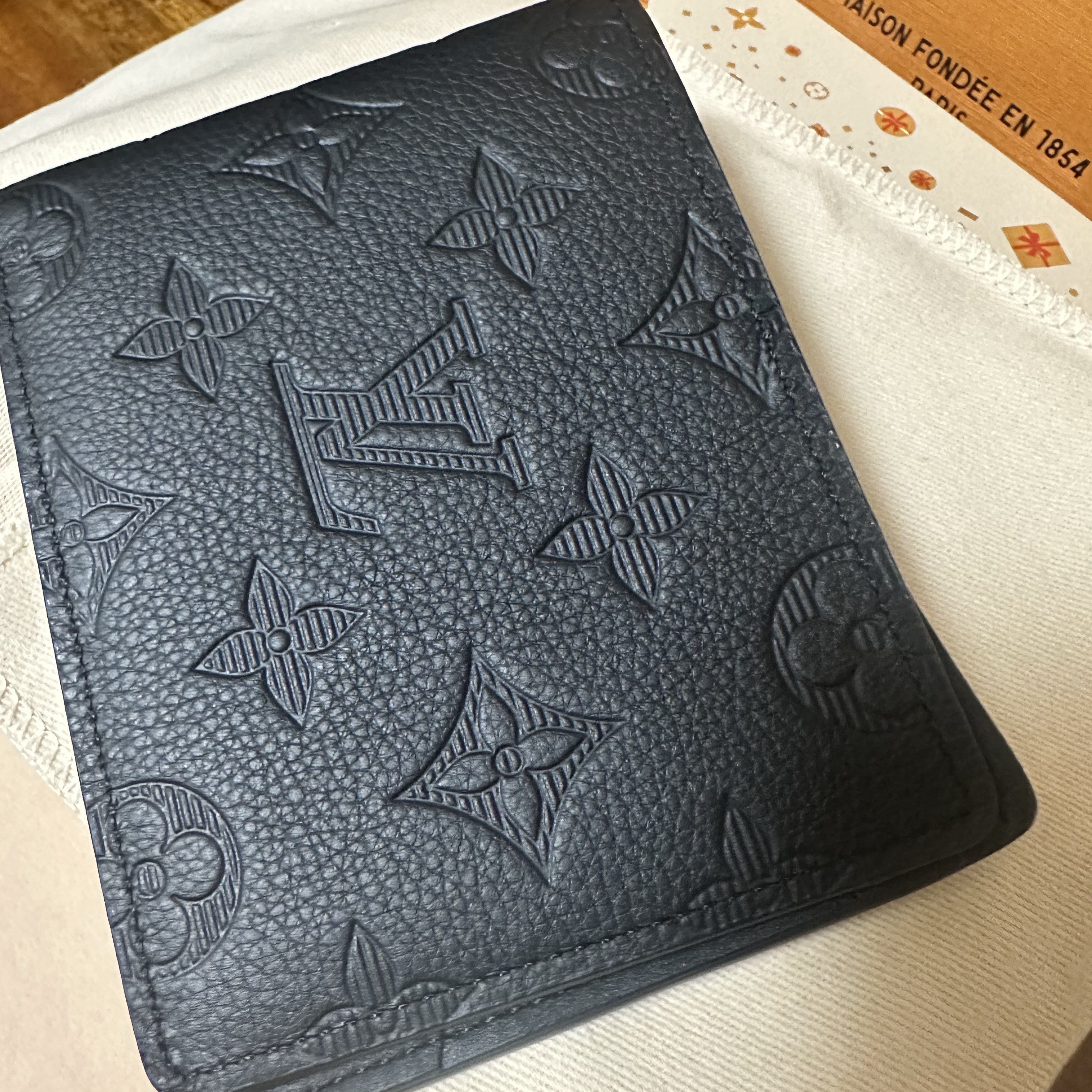 Louis Vuitton Multiple Wallet Monogram Shadow 착용 스타일 - 5