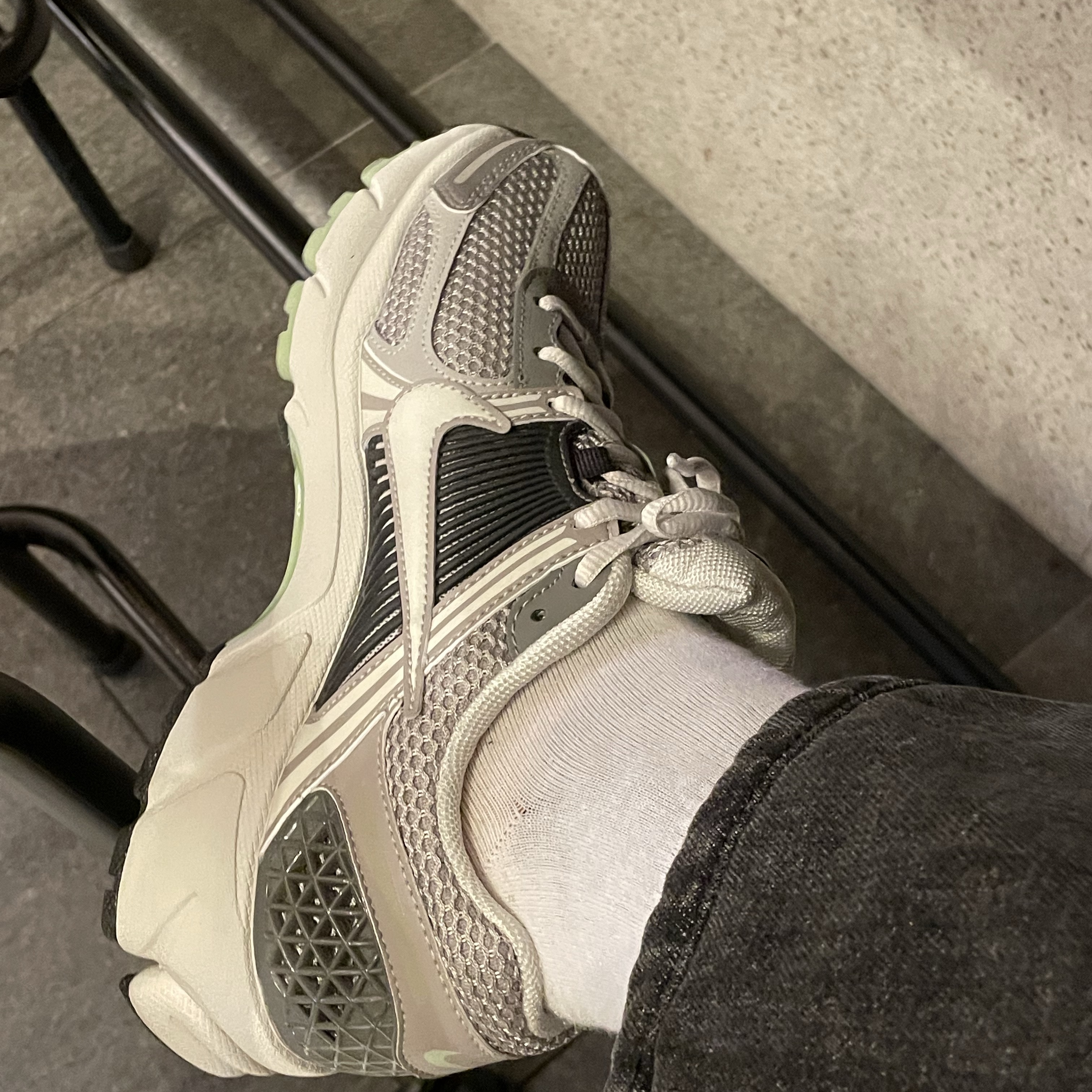 (W) Nike Zoom Vomero 5 Cobblestone and Flat Pewter 착용 스타일 - 2