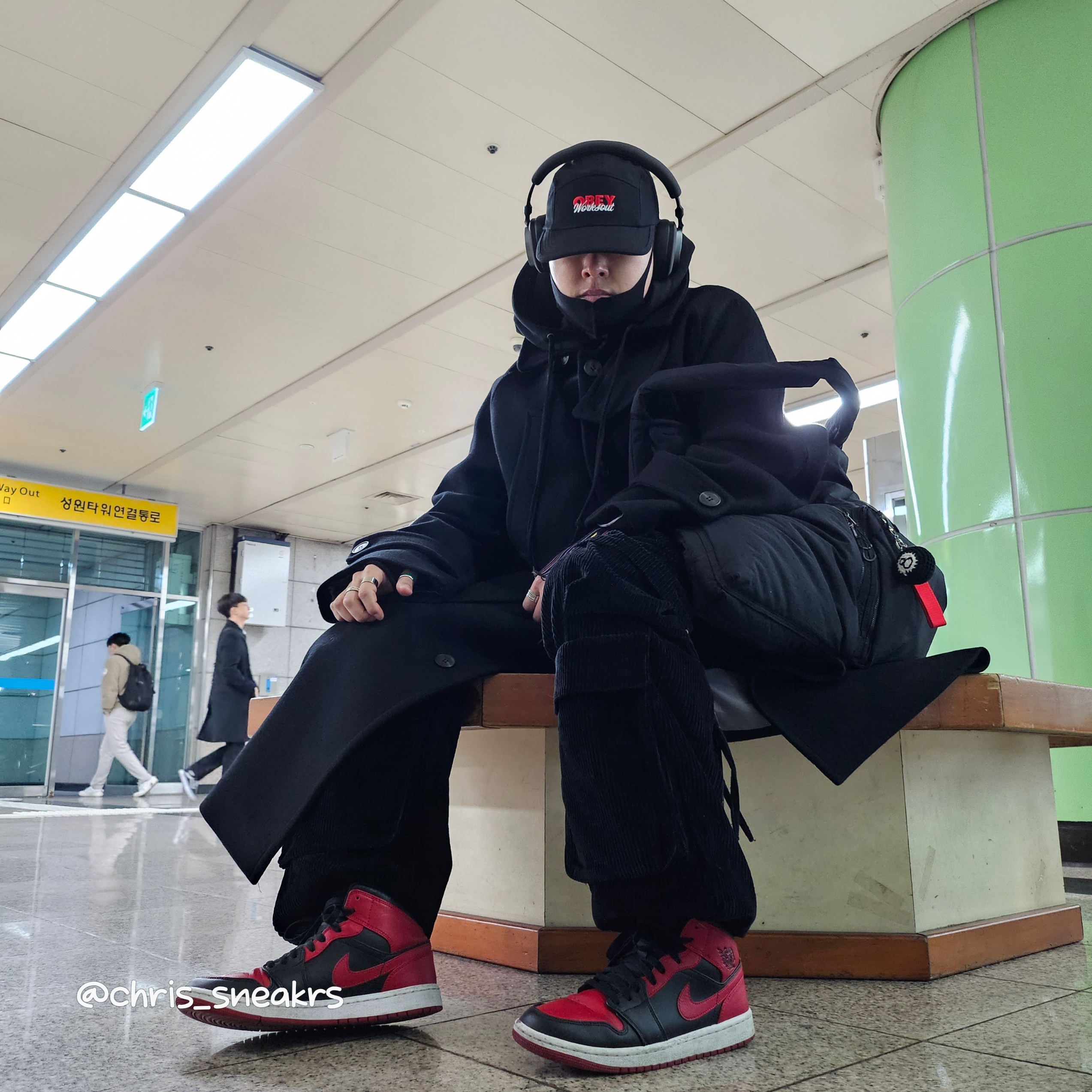 Jordan 1 Mid Bred Banned 2020, Undermycar Legion.02 Balmacaan Oversized Wool Coat Black 착용 스타일 - 2