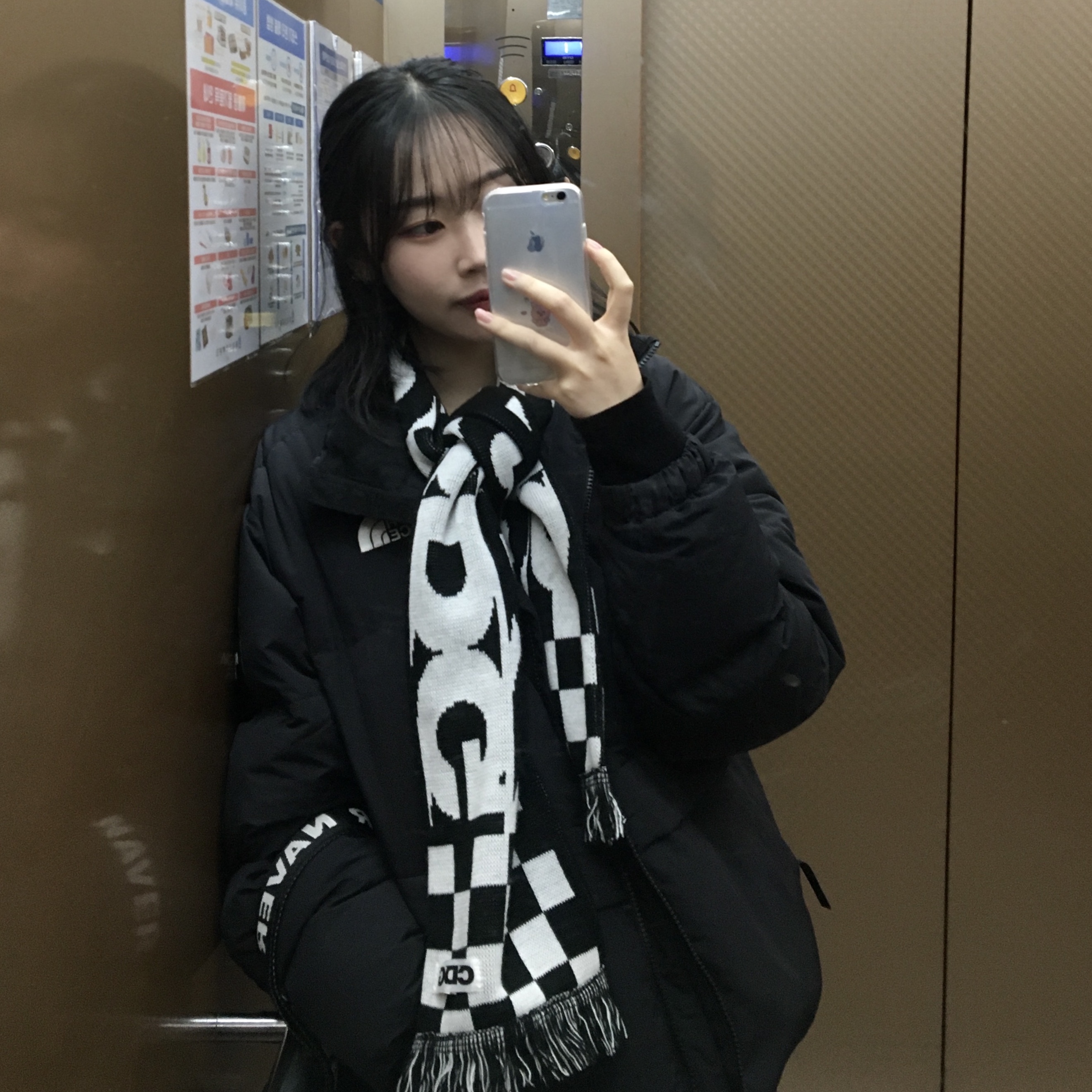 CDG Logo Check Muffler White Black 착용 스타일