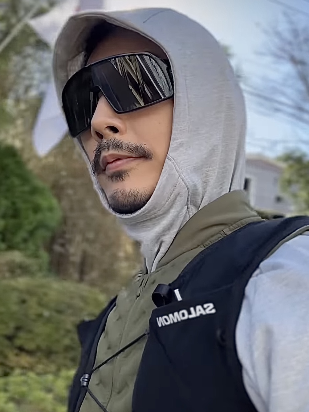 Oakley Sutro Polished Black Frame Prizm Black Lenses Low Bridge Fit, Salomon x MM6 Maison Margiela Gilet Black 착용 스타일