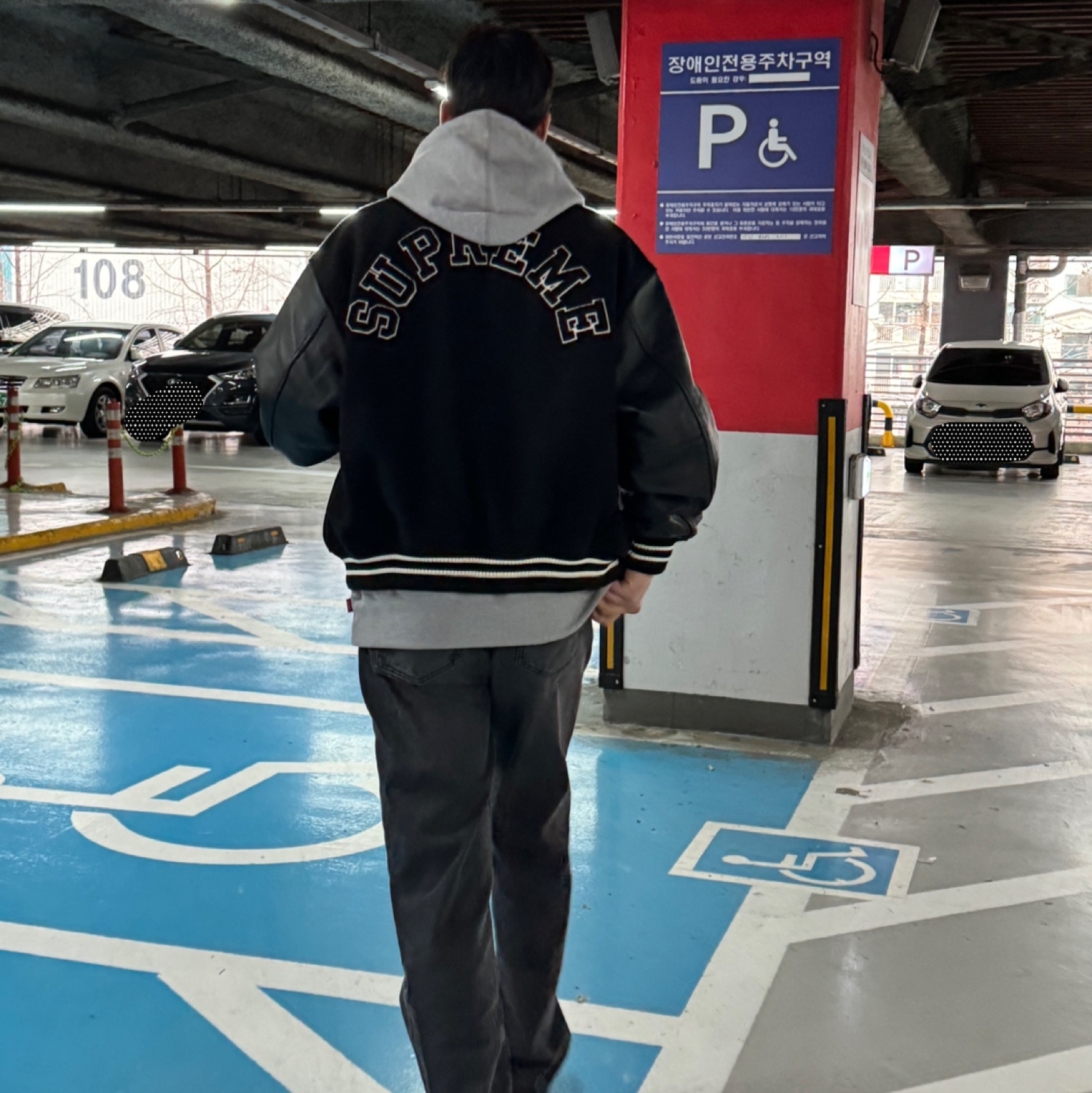 Supreme Tiger Varsity Jacket Black - 23FW, Supreme Cross Box Logo Hooded Sweatshirt Heather Grey - 20FW 착용 스타일 - 2