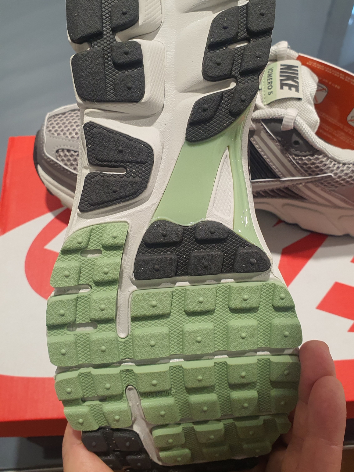 (W) Nike Zoom Vomero 5 Cobblestone and Flat Pewter 착용 스타일 - 2