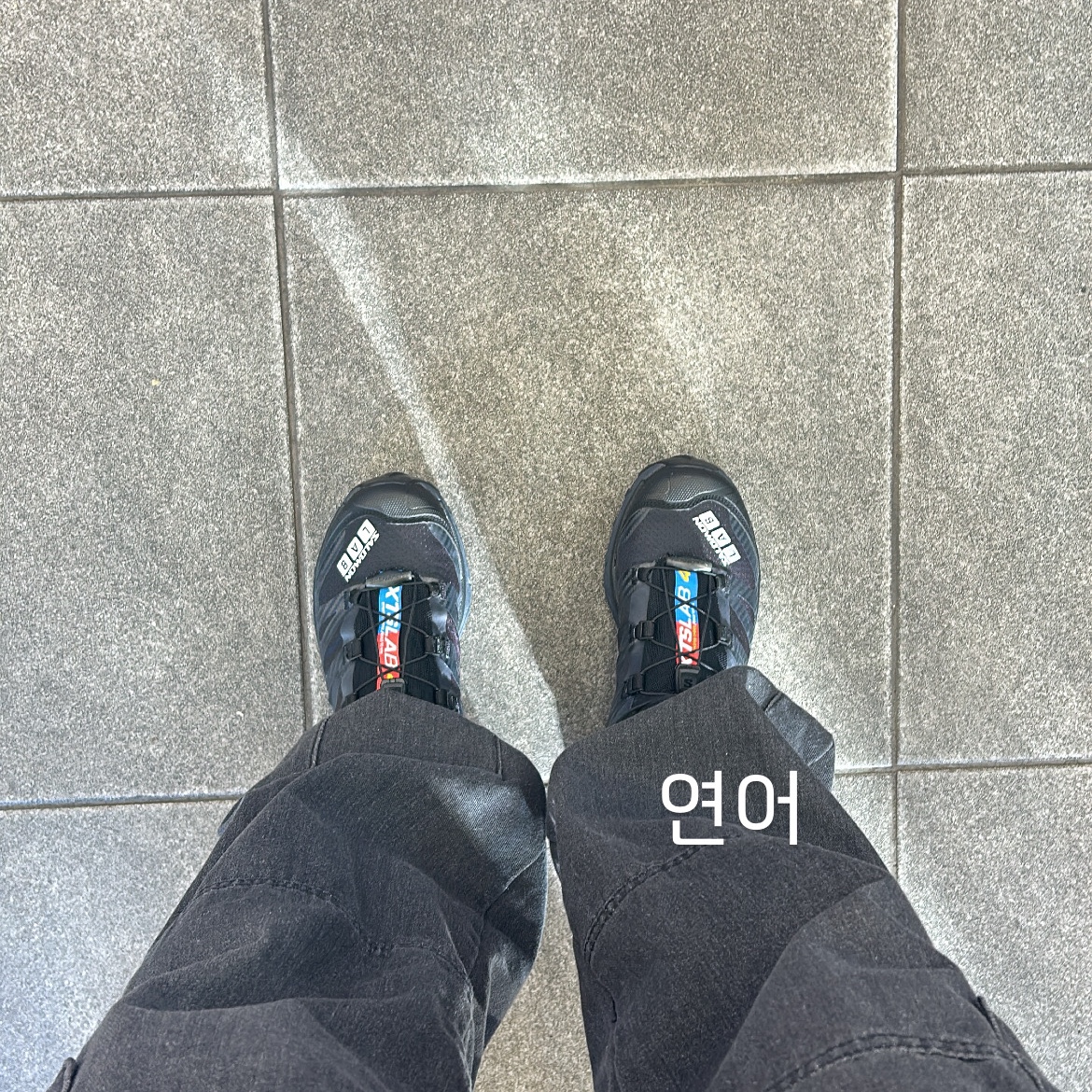 Salomon XT-4 Black Silver Metallic 착용 스타일