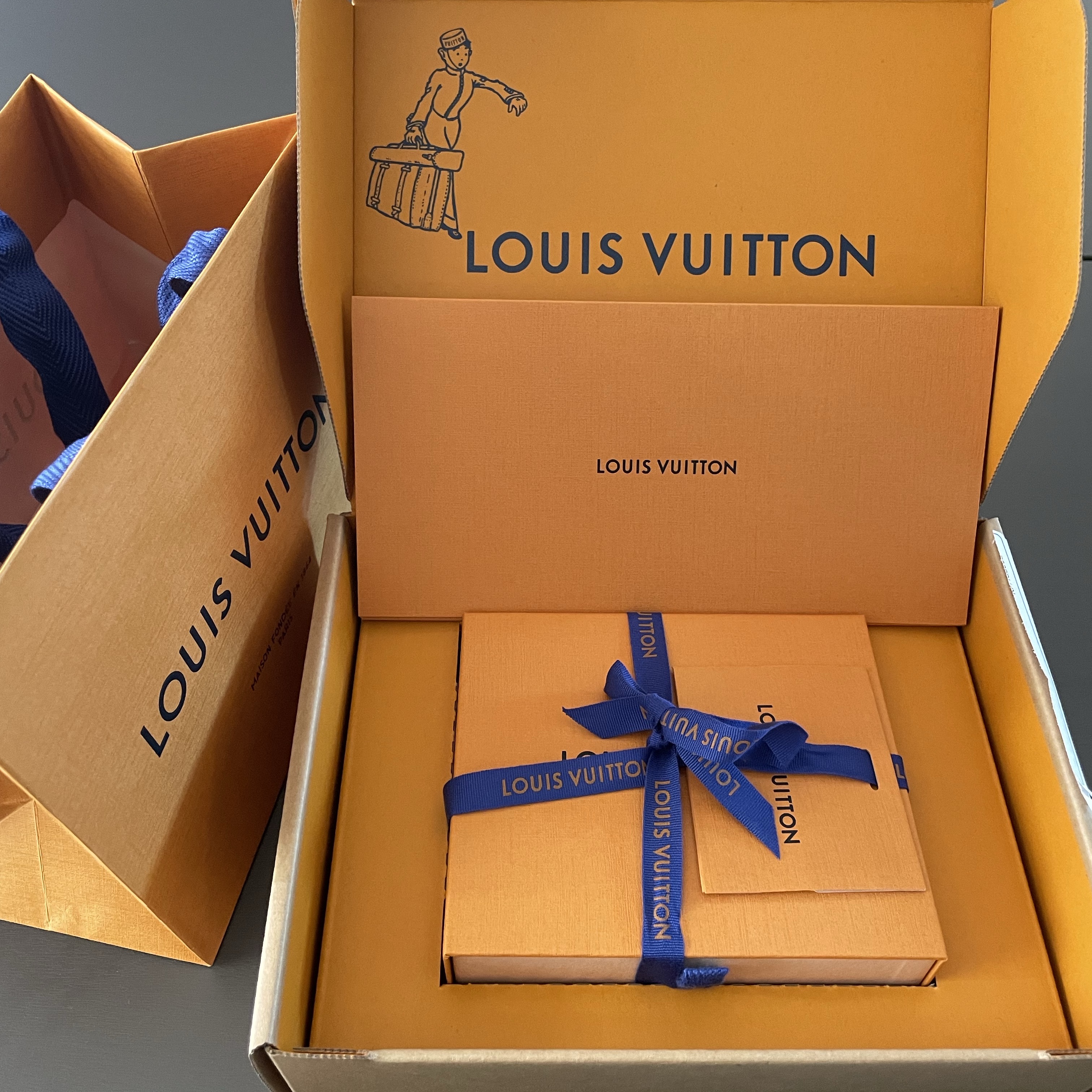 Louis Vuitton Slender Wallet Epi Black 착용 스타일 - 2