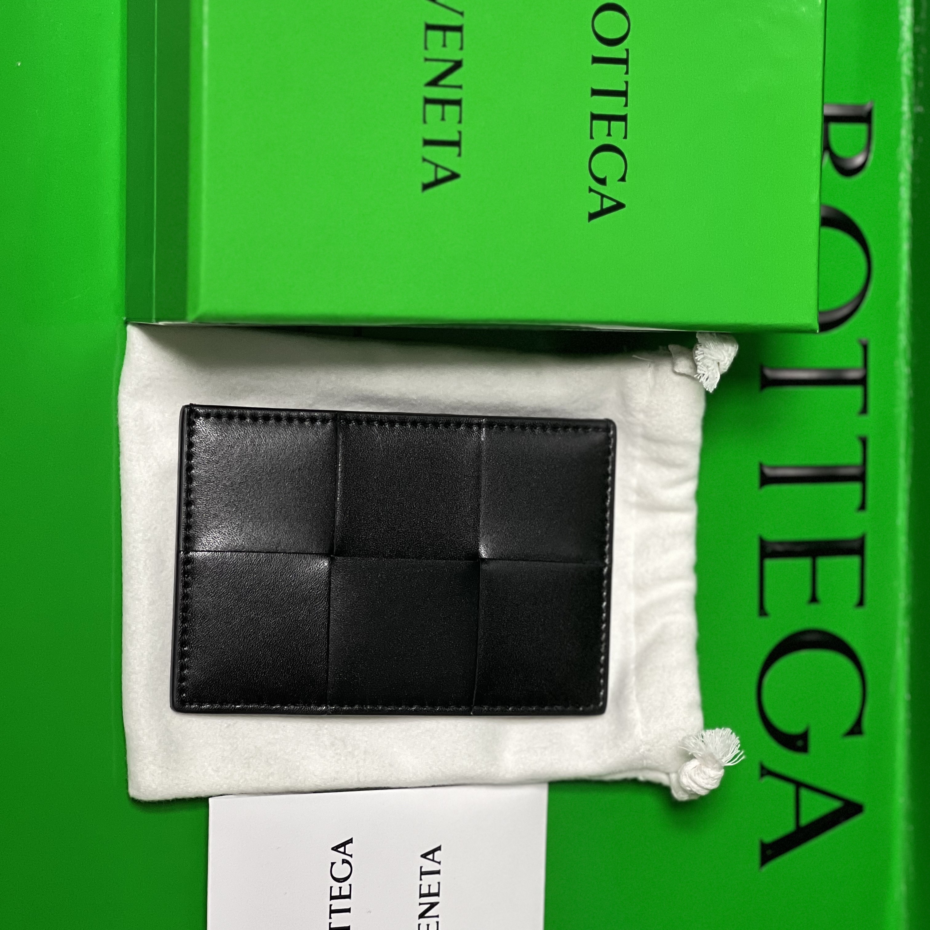 Bottega Veneta Credit Card Case Calfskin Black 착용 스타일