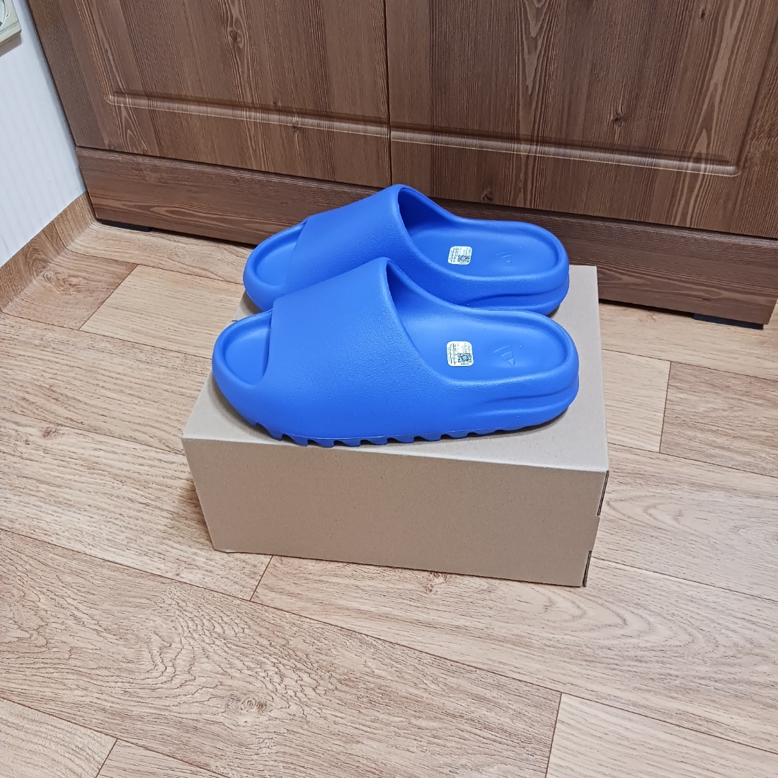 Adidas Yeezy Slide Azure 착용 스타일 - 1