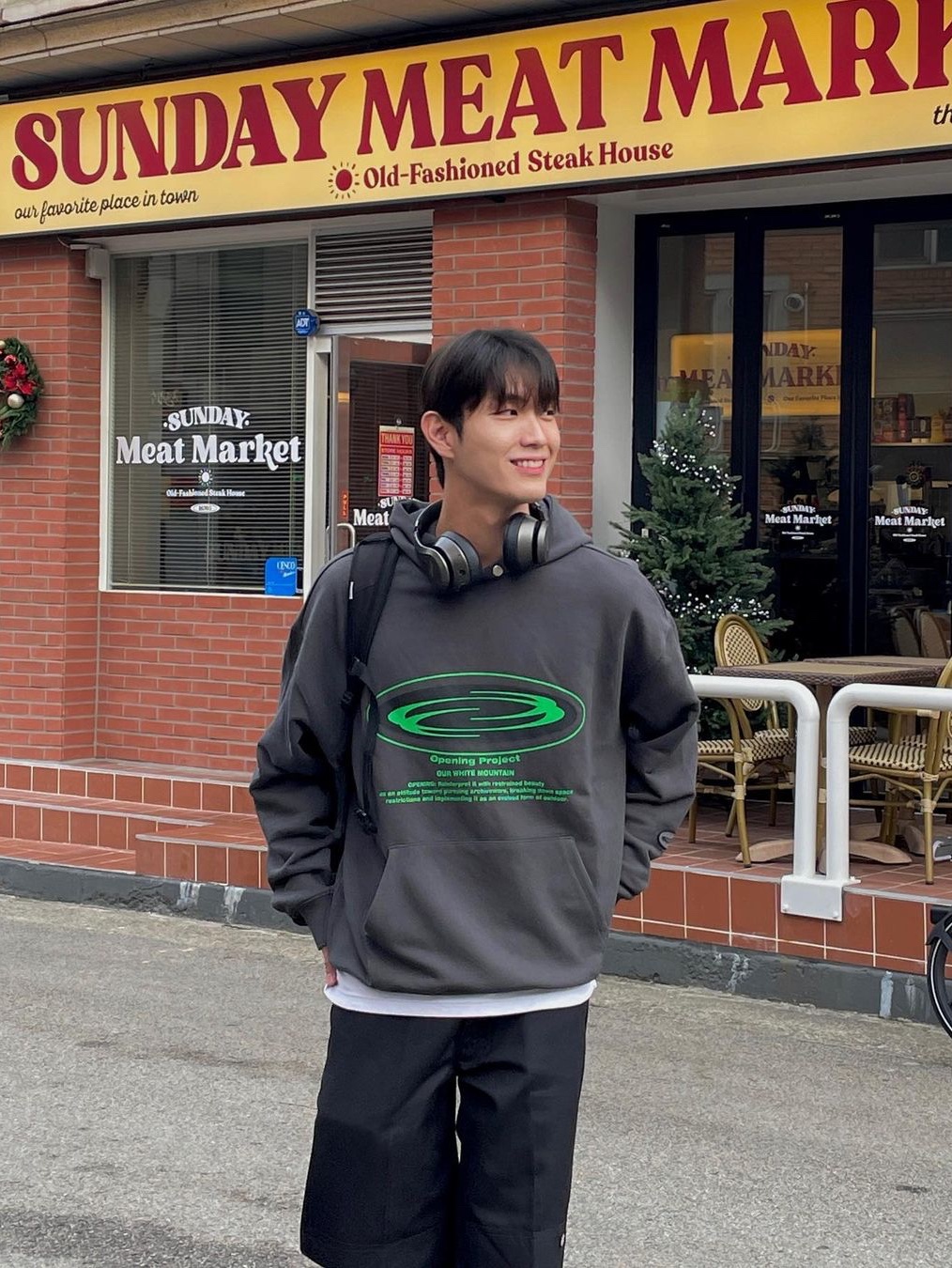 Opening Project Oval Logo Hoodie Charcoal 착용 스타일 - 1