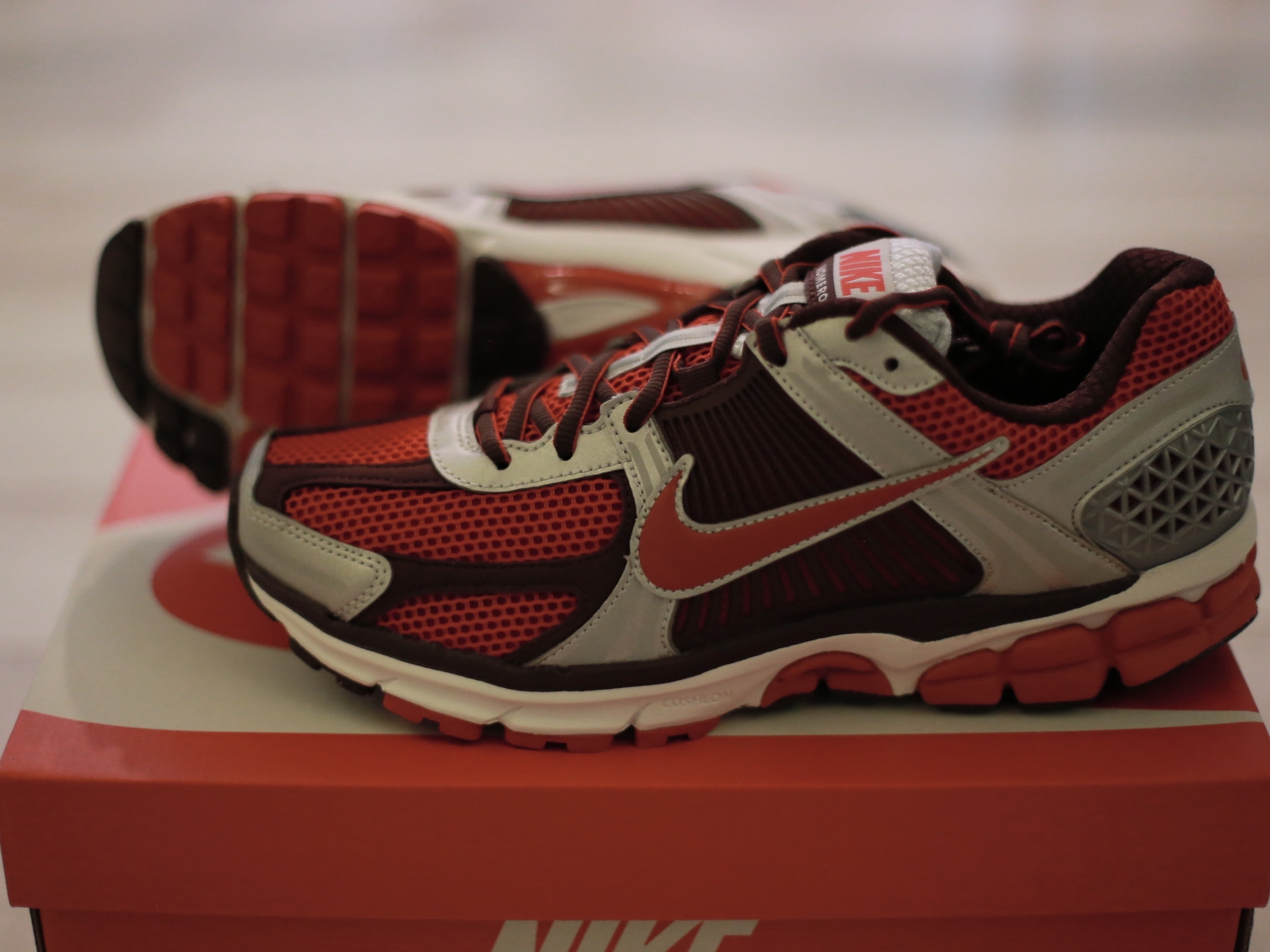(W) Nike Zoom Vomero 5 Mystic Red and Platinum 착용 스타일 - 4