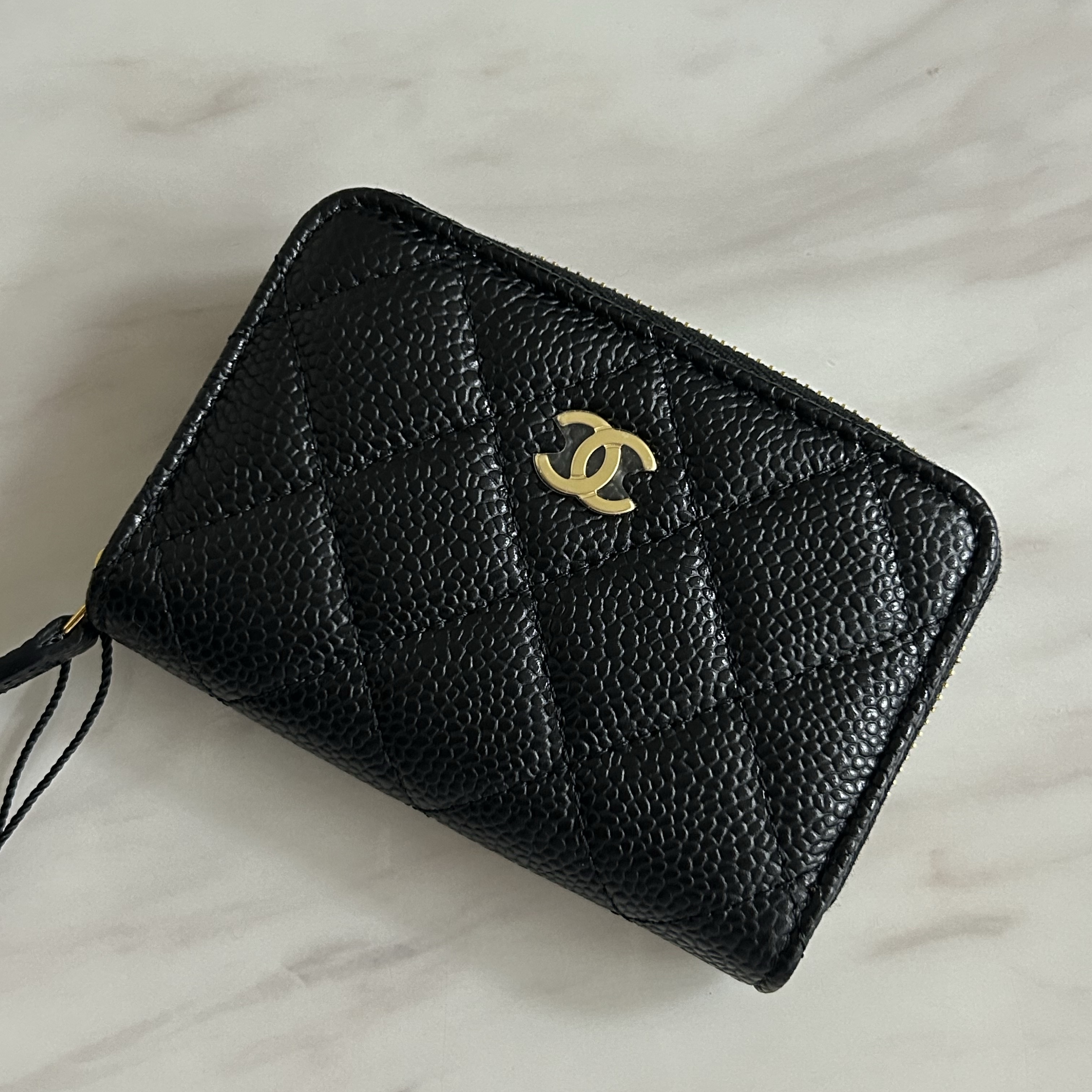 Chanel Classic Zipped Coin Purse Grained Calfskin & Gold Black, (W) Dior Plan De Paris Mitzah Scarf Silk Twill White Black 착용 스타일 - 2
