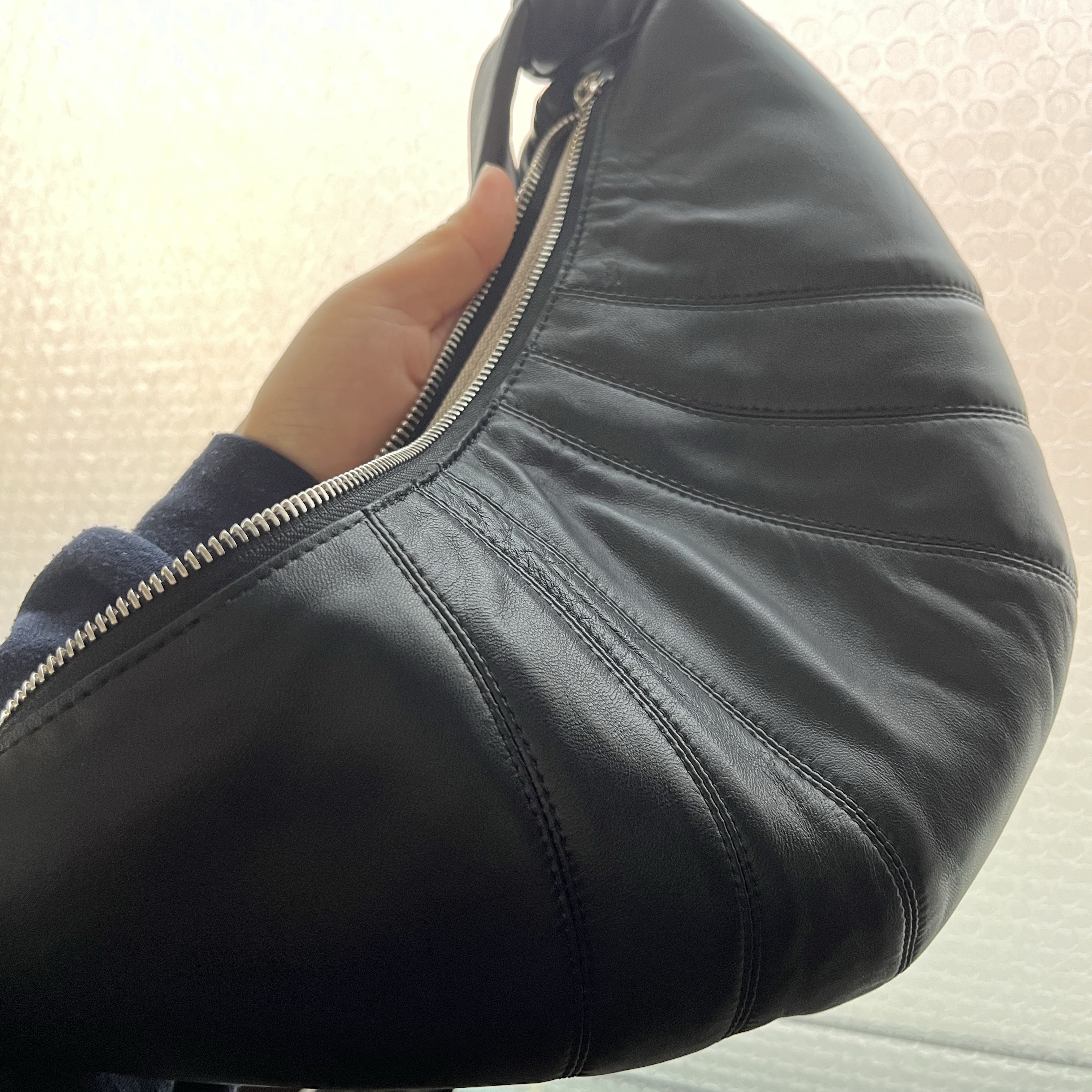Lemaire Small Croissant Bag Soft Nappa Leather Black 착용 스타일