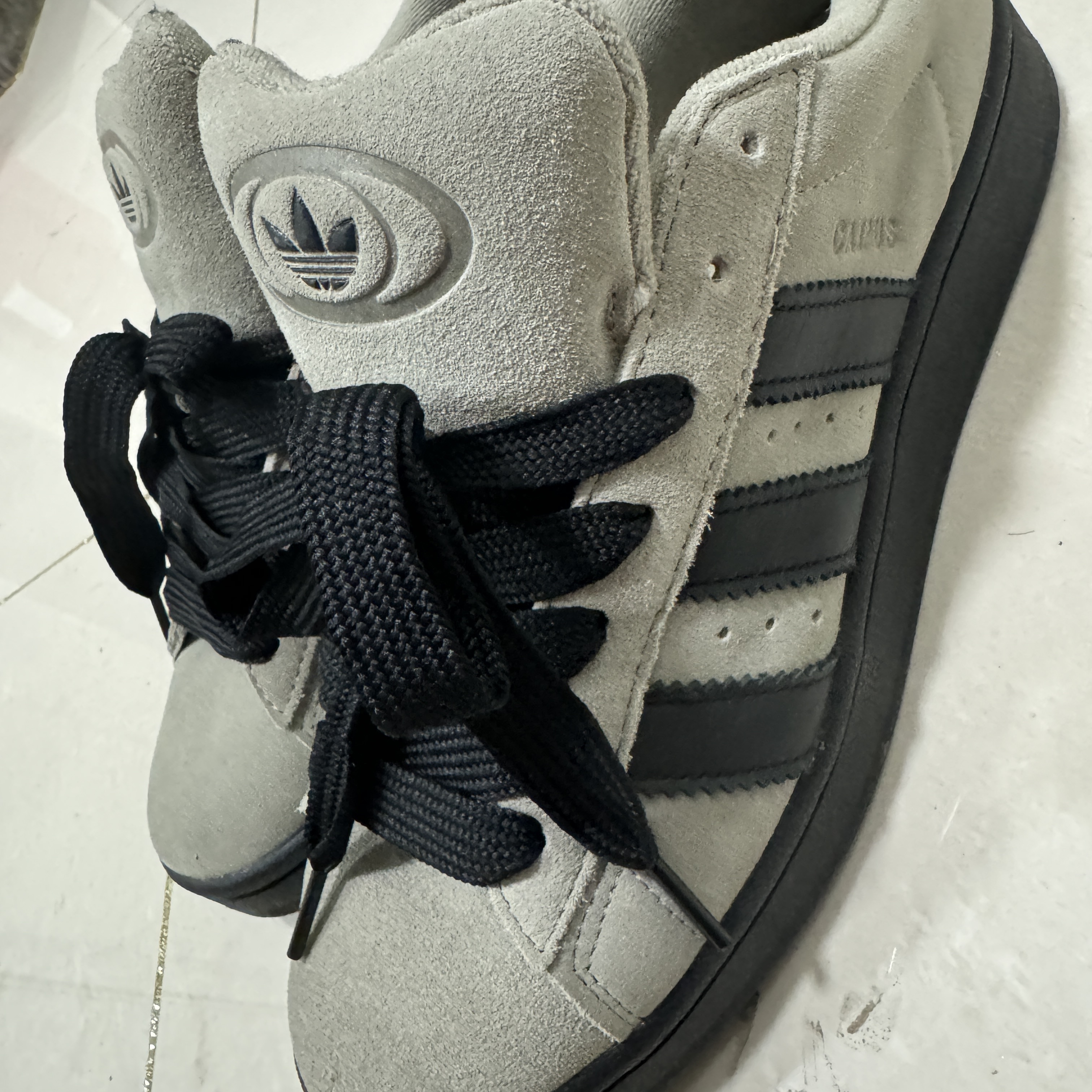 Adidas Campus 00s Silver Pebble Core Black 착용 스타일 - 1