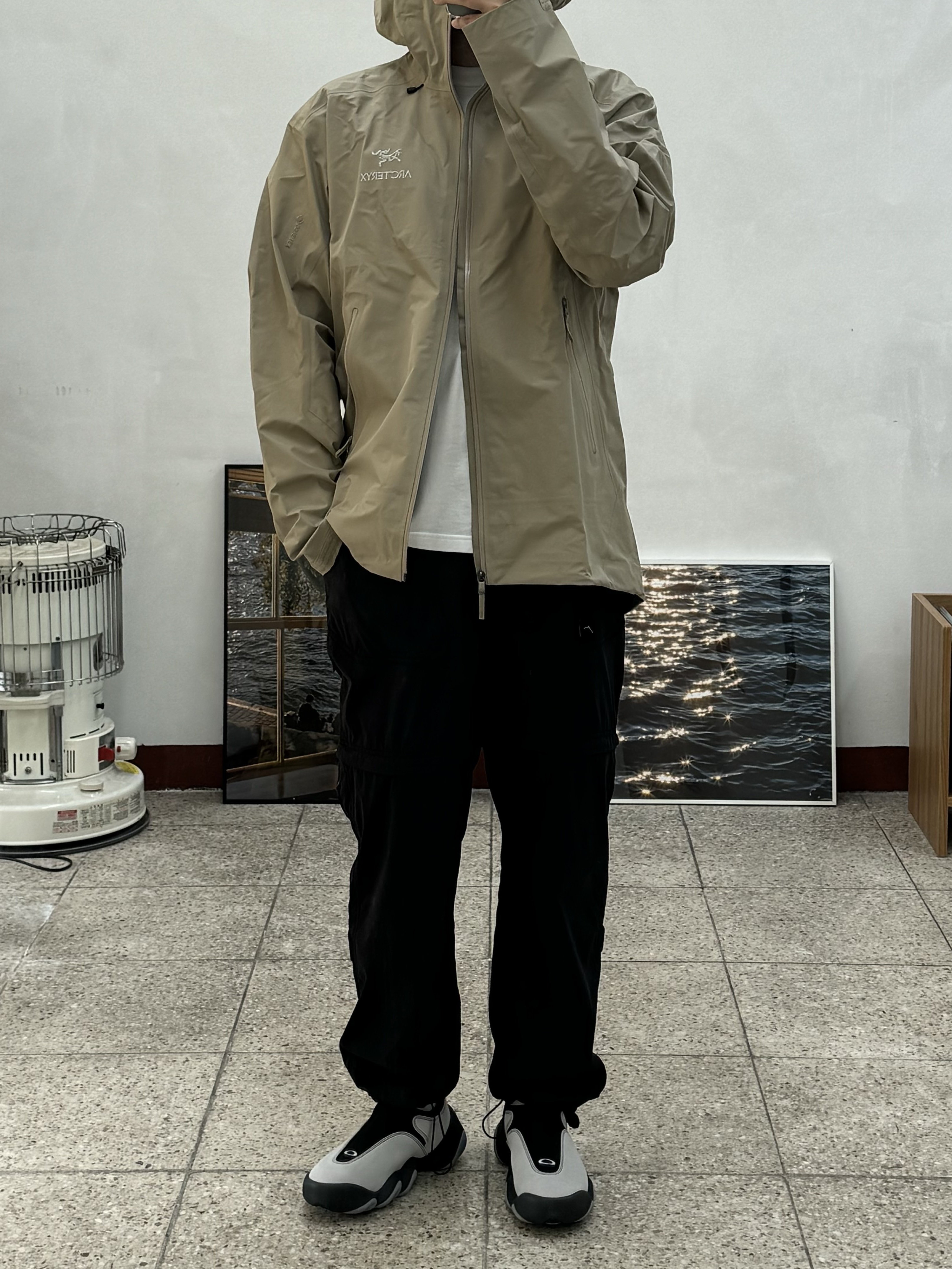 Oakley Factory Team x Brain Dead Flesh White Birch, Arc'teryx Beta LT Jacket Smoke Bluff 착용 스타일 - 1