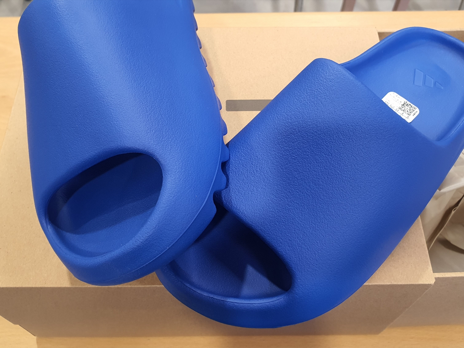 Adidas Yeezy Slide Azure 착용 스타일