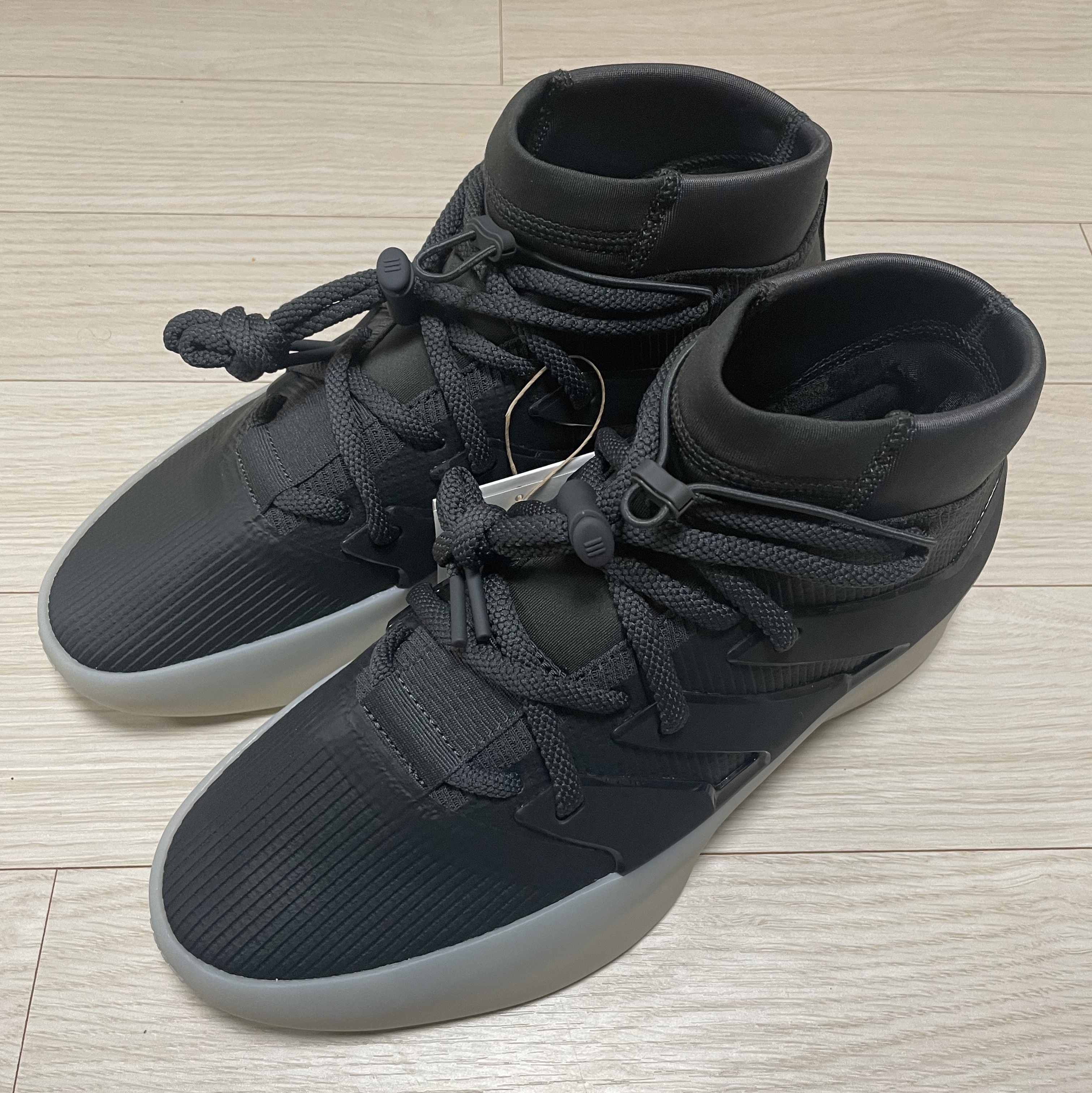Adidas x Fear of God Athletics I Basketball Carbon 착용 스타일