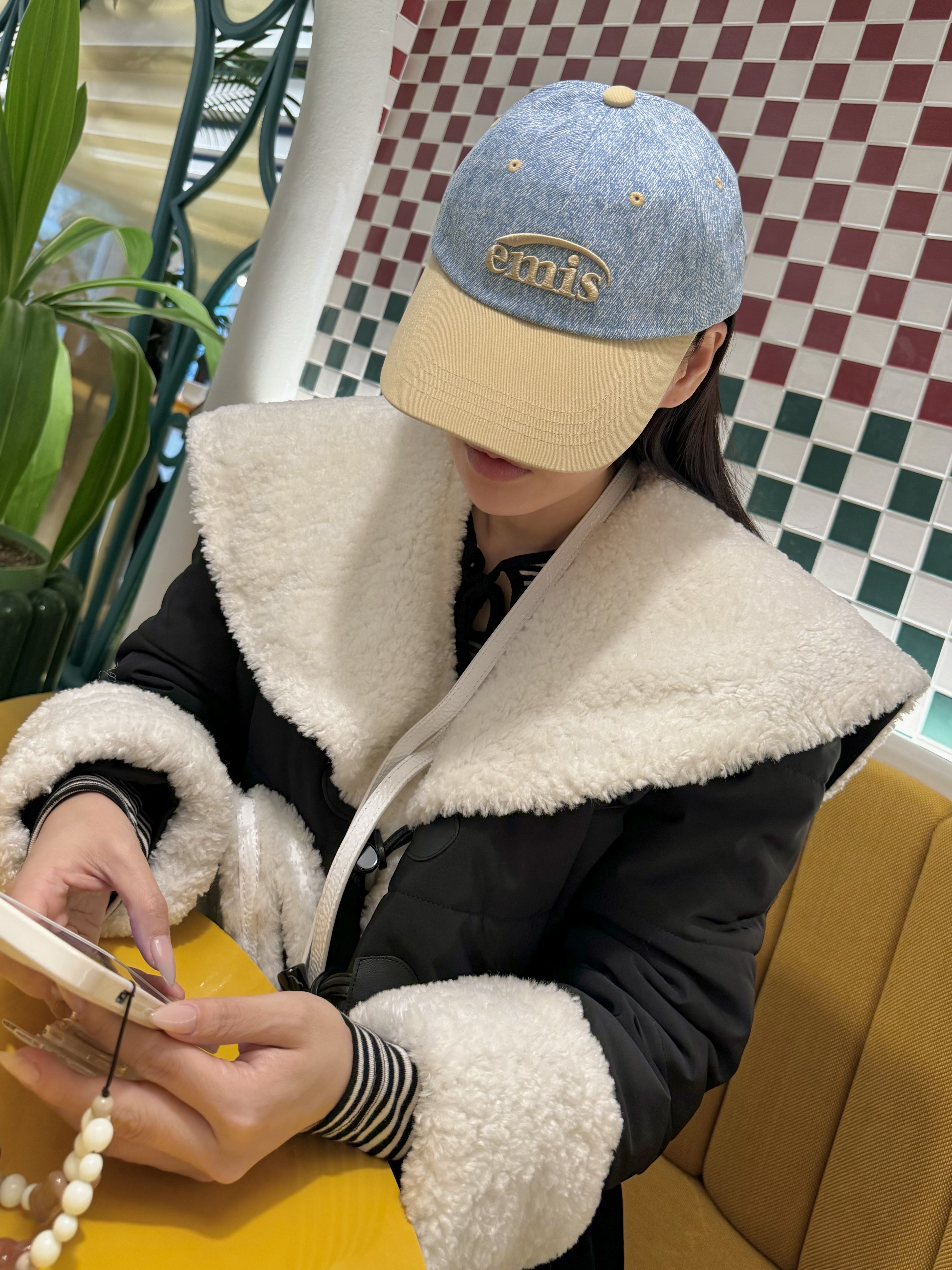 Emis New Logo Denim Ball Cap Light Blue Denim Beige 착용 스타일 - 2