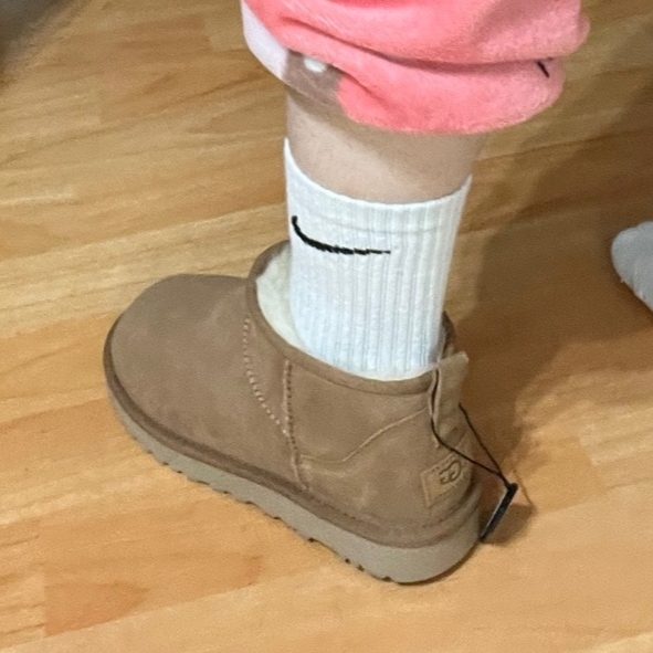 (W) UGG Classic Ultra Mini Boots Chestnut 착용 스타일 - 2