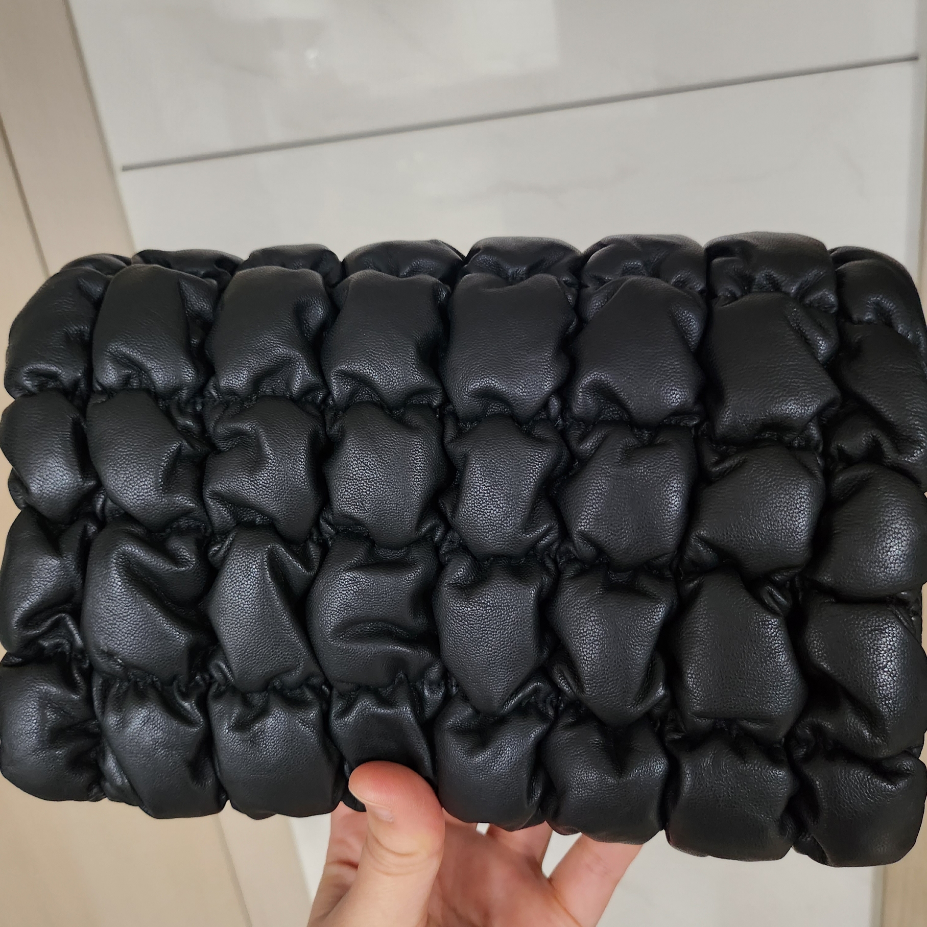 COS Quilted Crossbody Bag Leather Black 착용 스타일