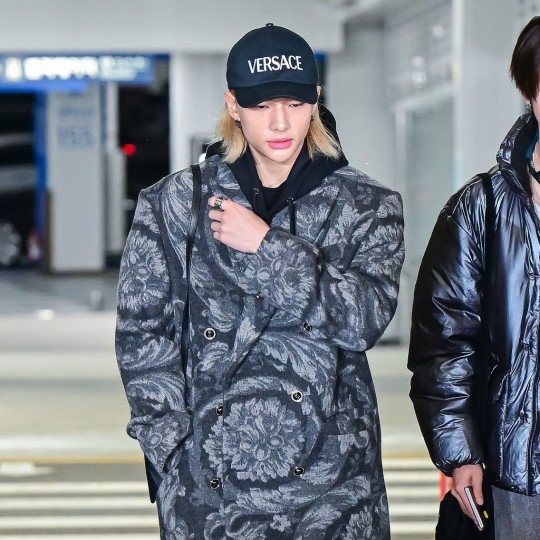 Versace Embroidered Logo Baseball Cap Black 착용 스타일