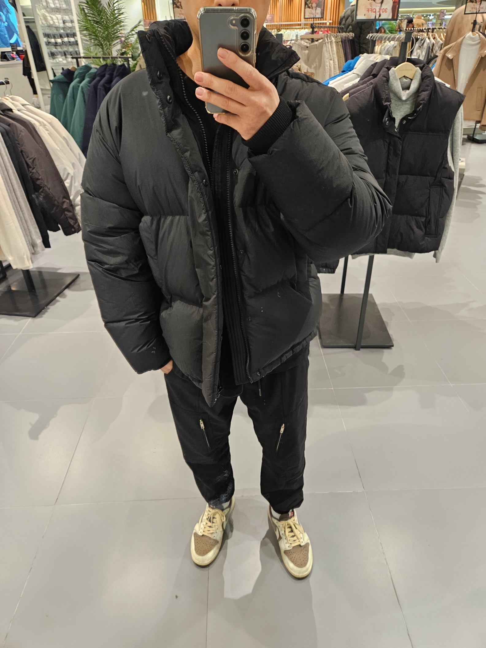 Jordan 1 x Travis Scott Retro Low OG SP Sail and Ridgerock 착용 스타일