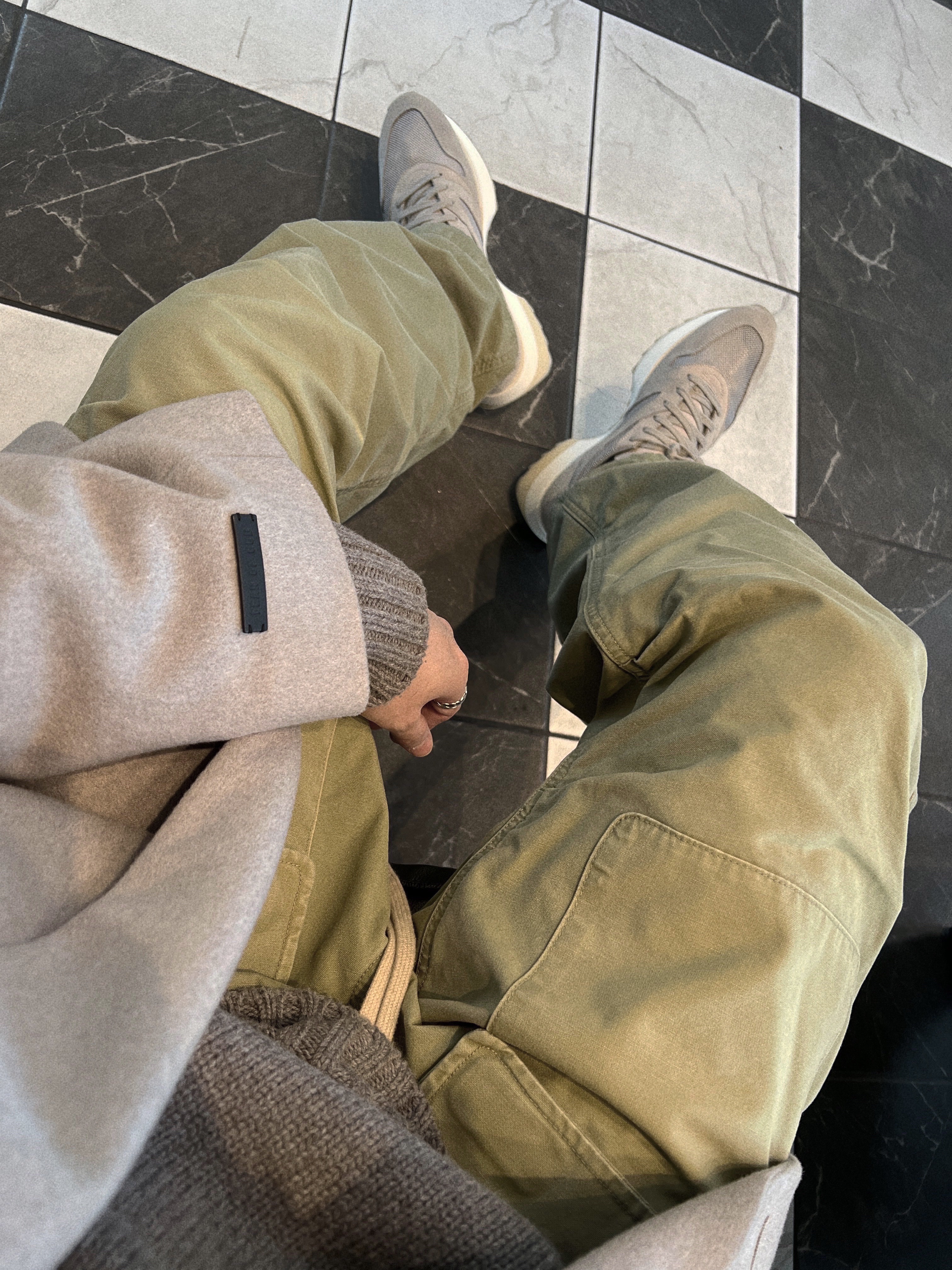 Fear of God Military Cargo Pants Green, Fear of God Vintage Runner Tortora 착용 스타일
