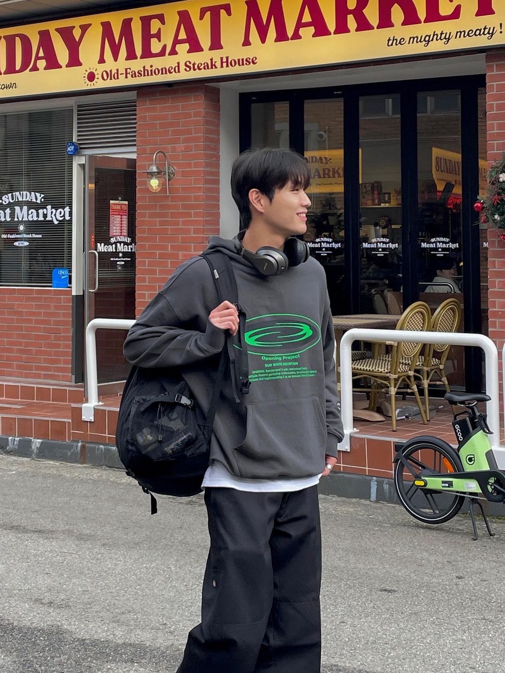 Opening Project Oval Logo Hoodie Charcoal 착용 스타일 - 2
