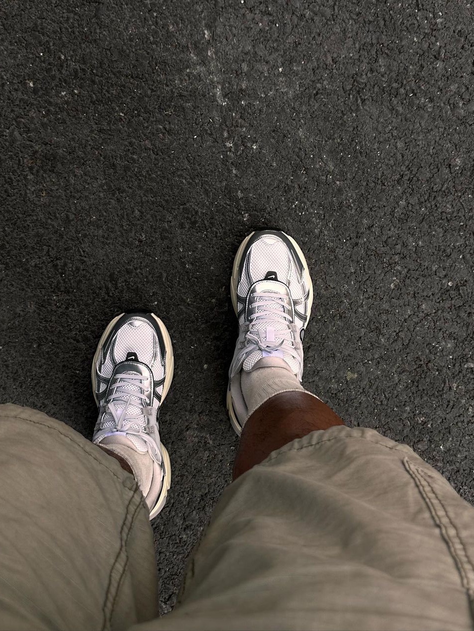 Nike V2K Run Summit White Metallic Silver 착용 스타일 - 6