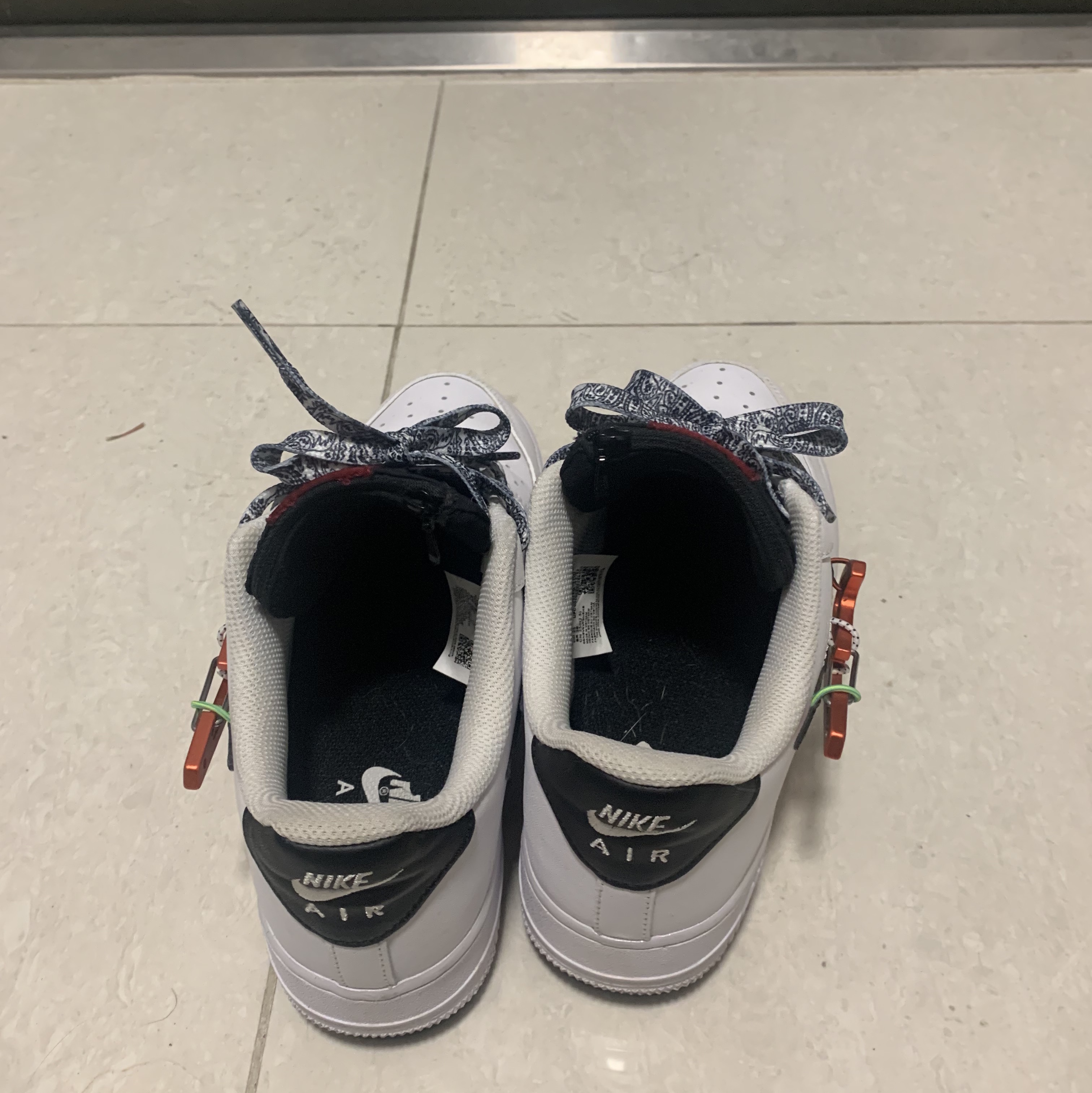 Nike Air Force 1 '07 PRM Carabiner Red 착용 스타일 - 5