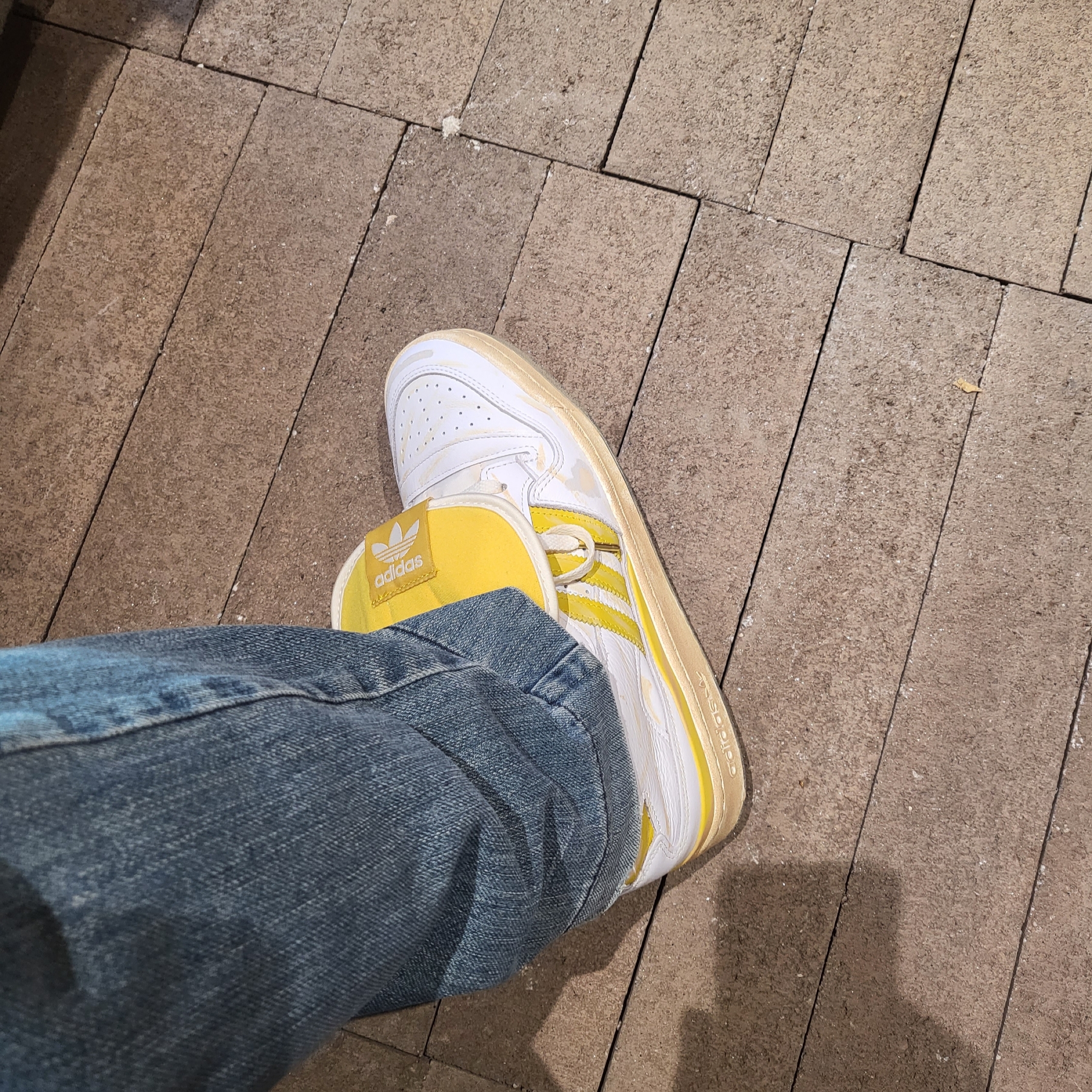 Adidas Forum 84 High AEC Hazy Yellow 착용 스타일 - 2