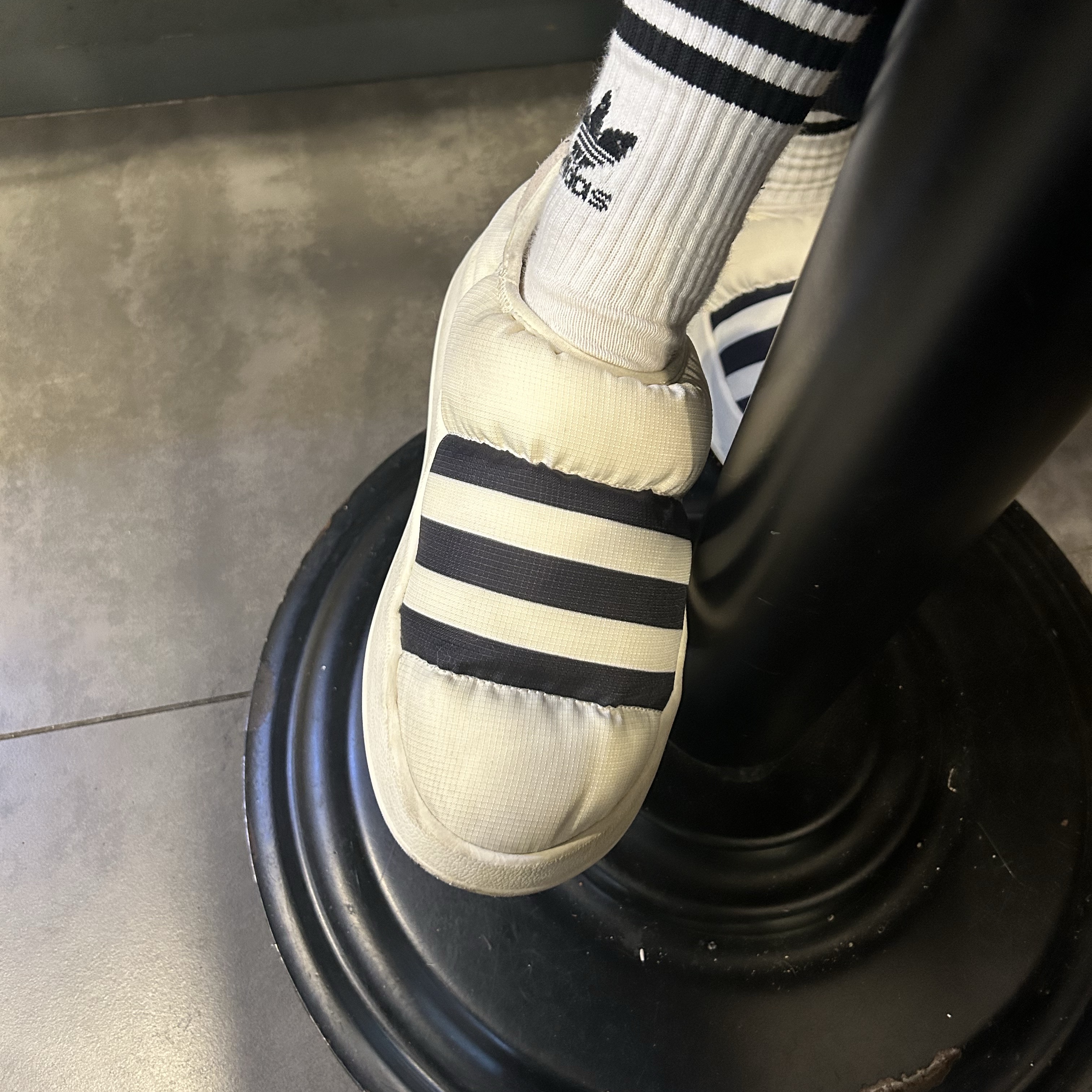 Adidas Puffylette Off White 착용 스타일