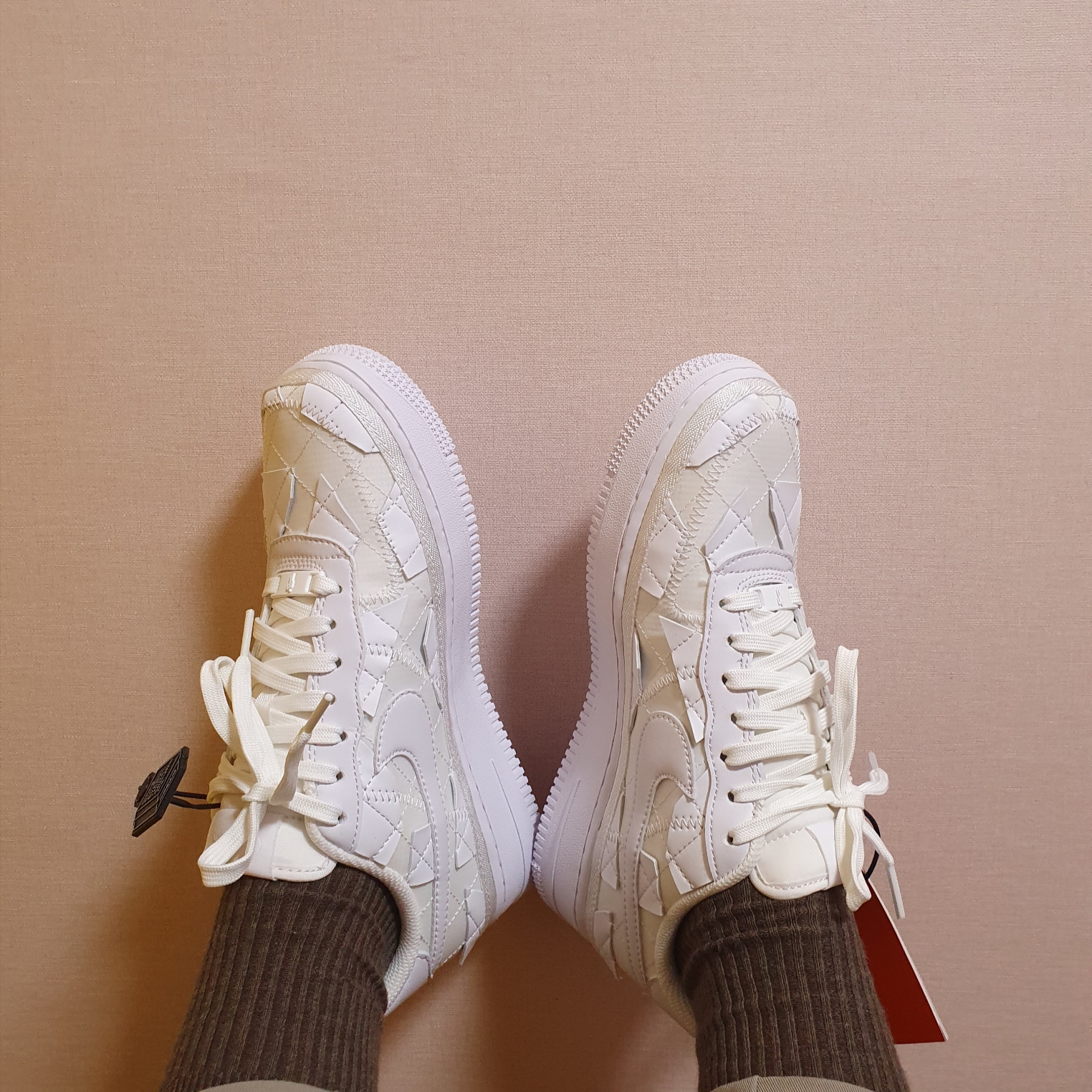 Nike x Billie Eilish Air Force 1 Low SP Triple White 착용 스타일 - 1