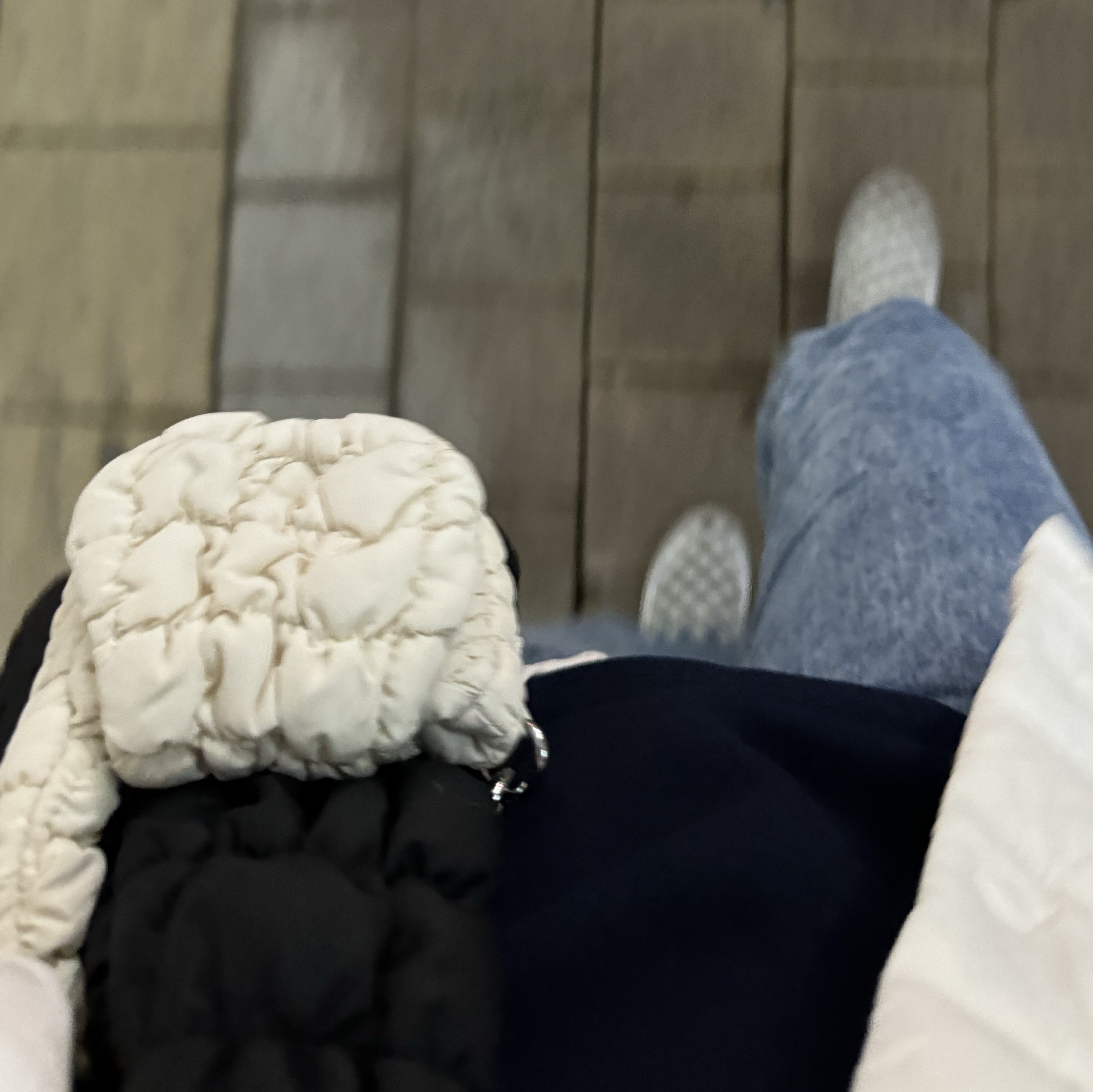 COS Quilted Nano Bag Beige, COS Quilted Oversized Shoulder Bag Black 착용 스타일