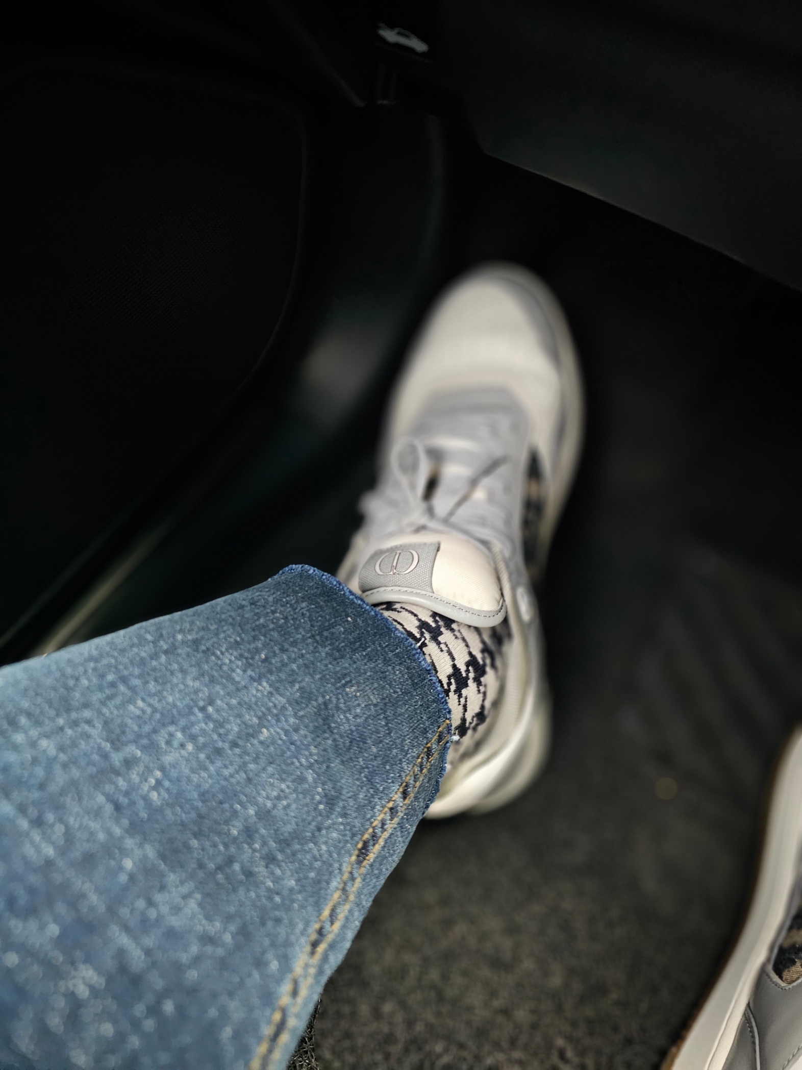 Balenciaga Mini Allover Logo Sweater Grey, Dior B27 Low-Top Sneakers Gray 착용 스타일 - 2