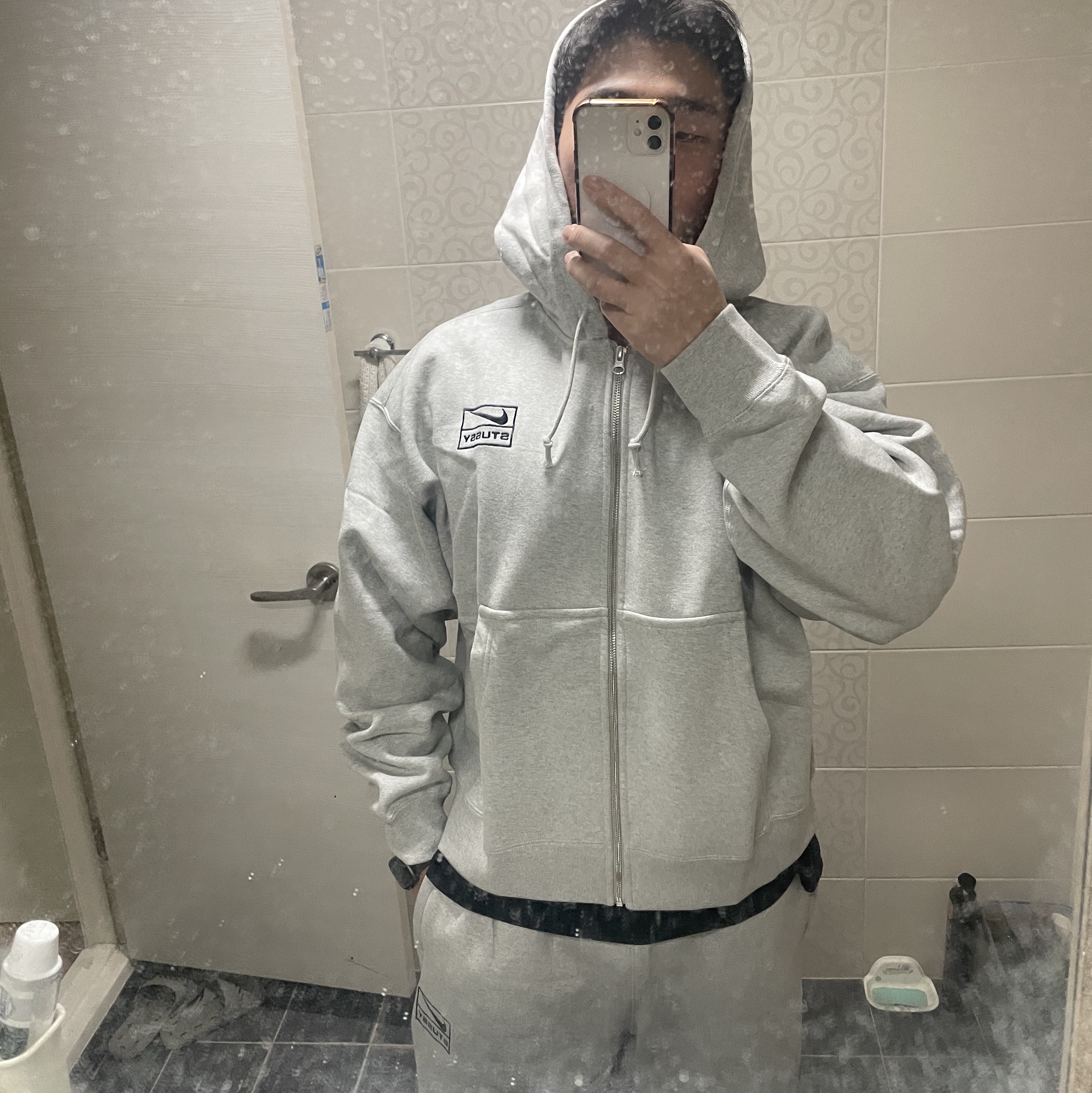 Nike x Stussy Full Zip Fleece Hoodie Grey Heather (FJ9181-050), Nike x Stussy Fleece Pants Grey Heather (FN5231-050) 착용 스타일