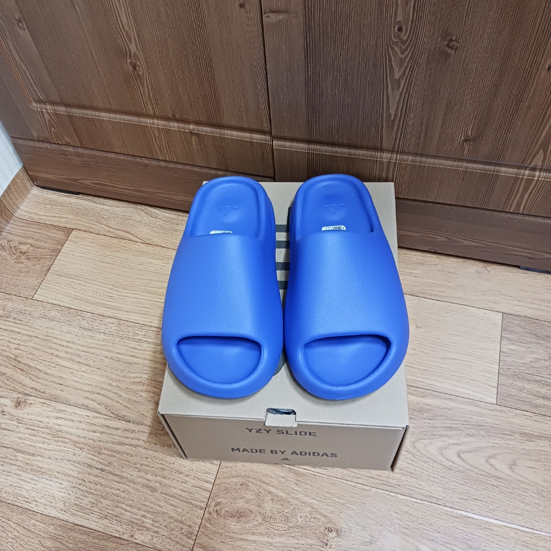 Adidas Yeezy Slide Azure 착용 스타일 - 2