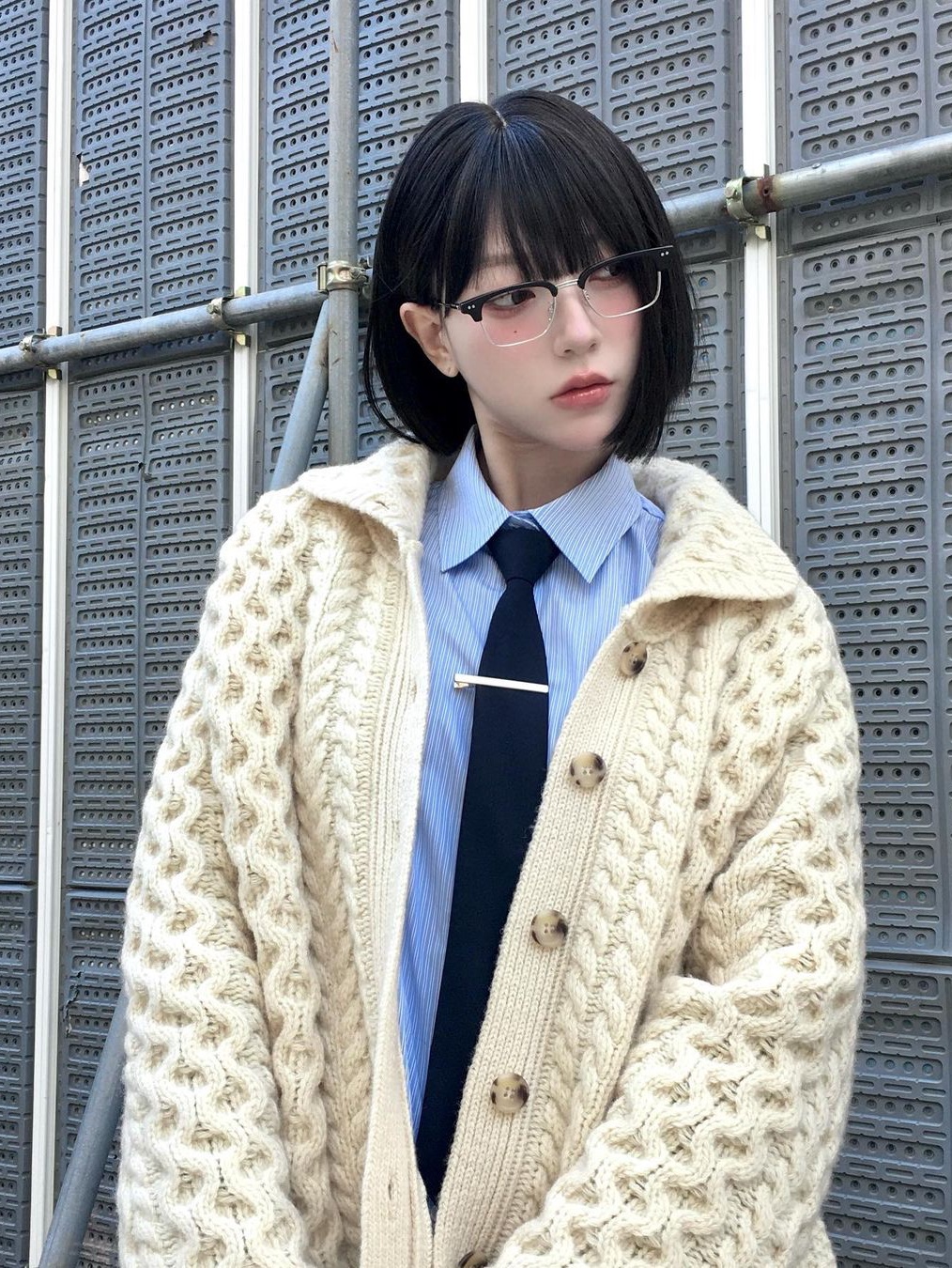 Saenginstudios Shetland Pure Wool Cardigan Cream, Saenginstudios Silky Stripe Shirt Blue 착용 스타일