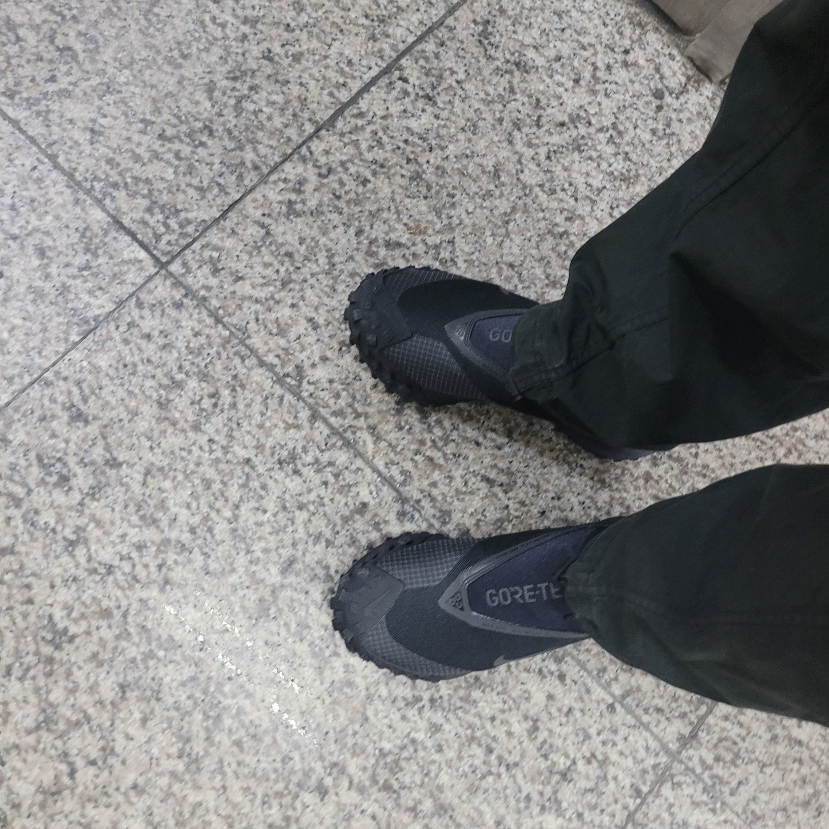 Nike ACG Mountain Fly Gore-Tex Black and Dark Grey 착용 스타일