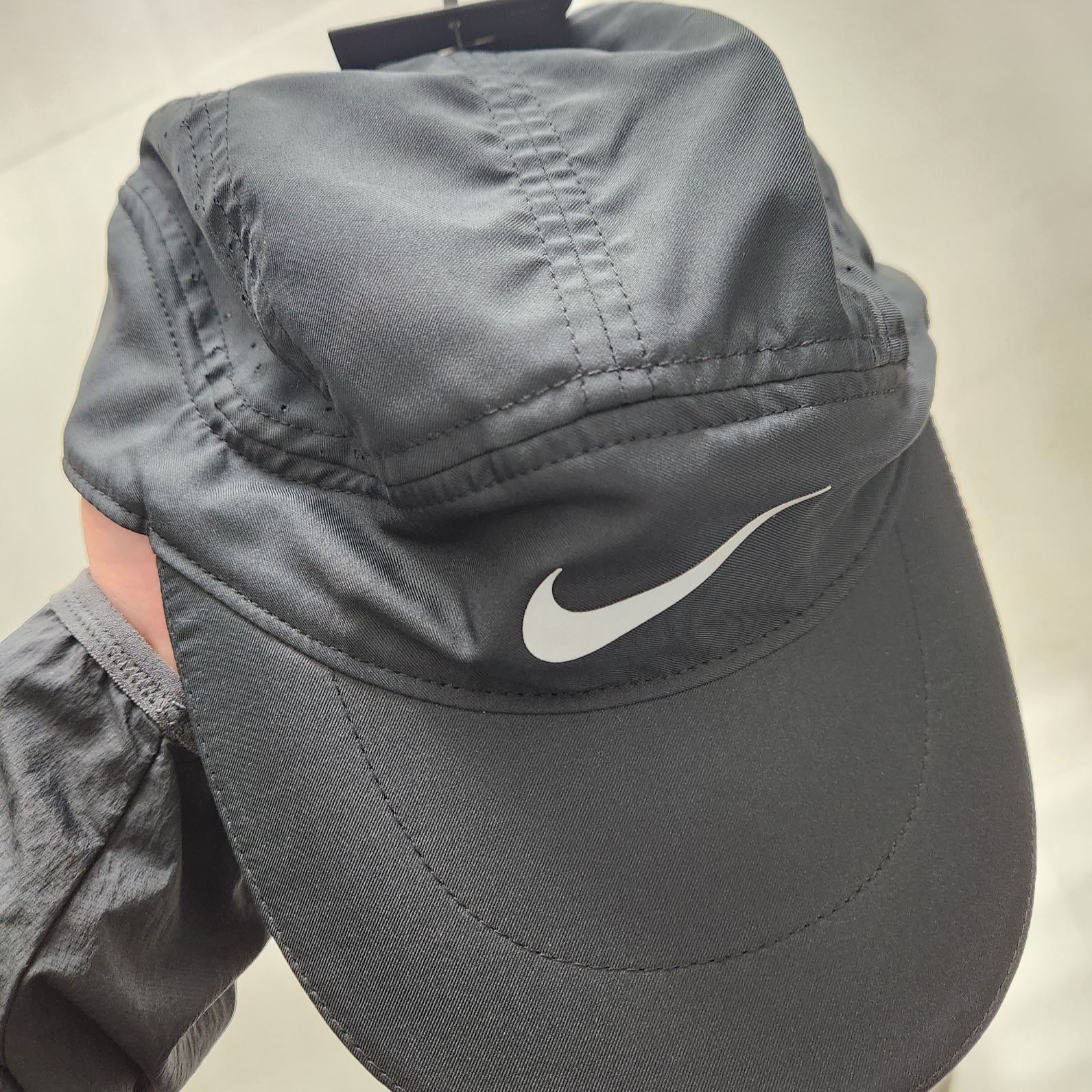 Nike Dri-Fit AeroBill Featherlight Perforated Running Cap Black 착용 스타일