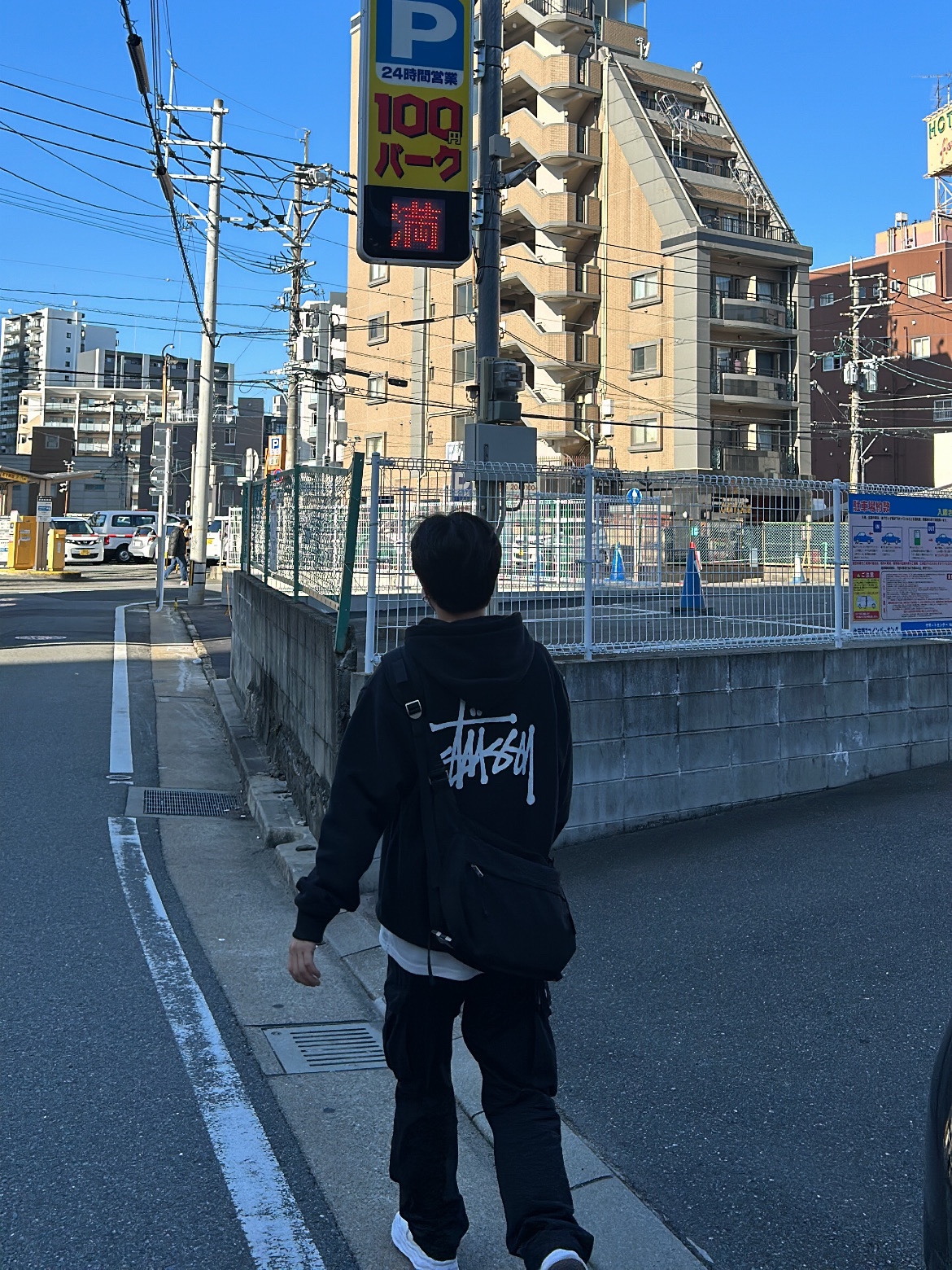 Stussy Basic Stussy Hoodie Black 2022, Maison Mihara Yasuhiro Blakey OG Sole Canvas Low-top Sneakers White 착용 스타일 - 1