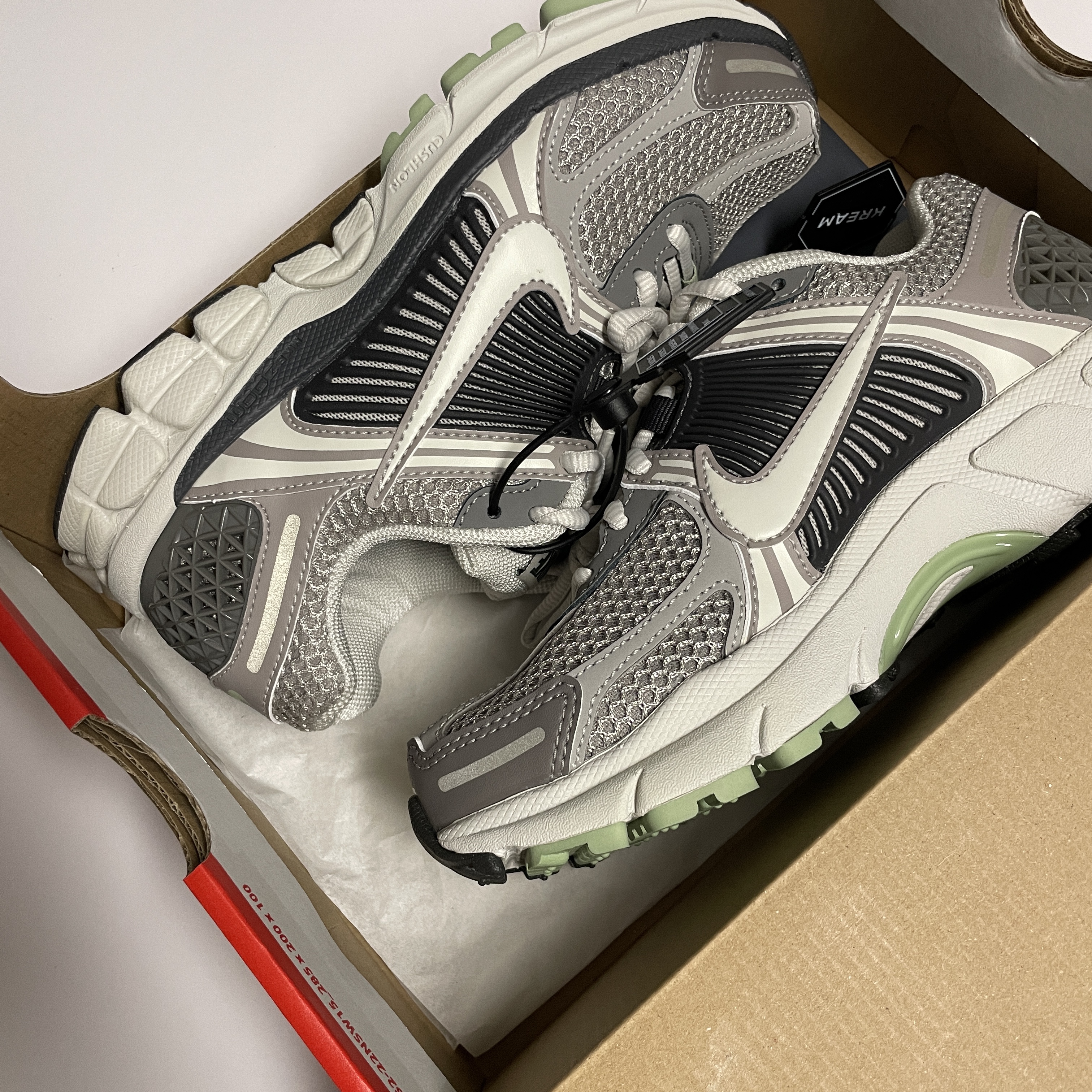(W) Nike Zoom Vomero 5 Cobblestone and Flat Pewter 착용 스타일 - 3