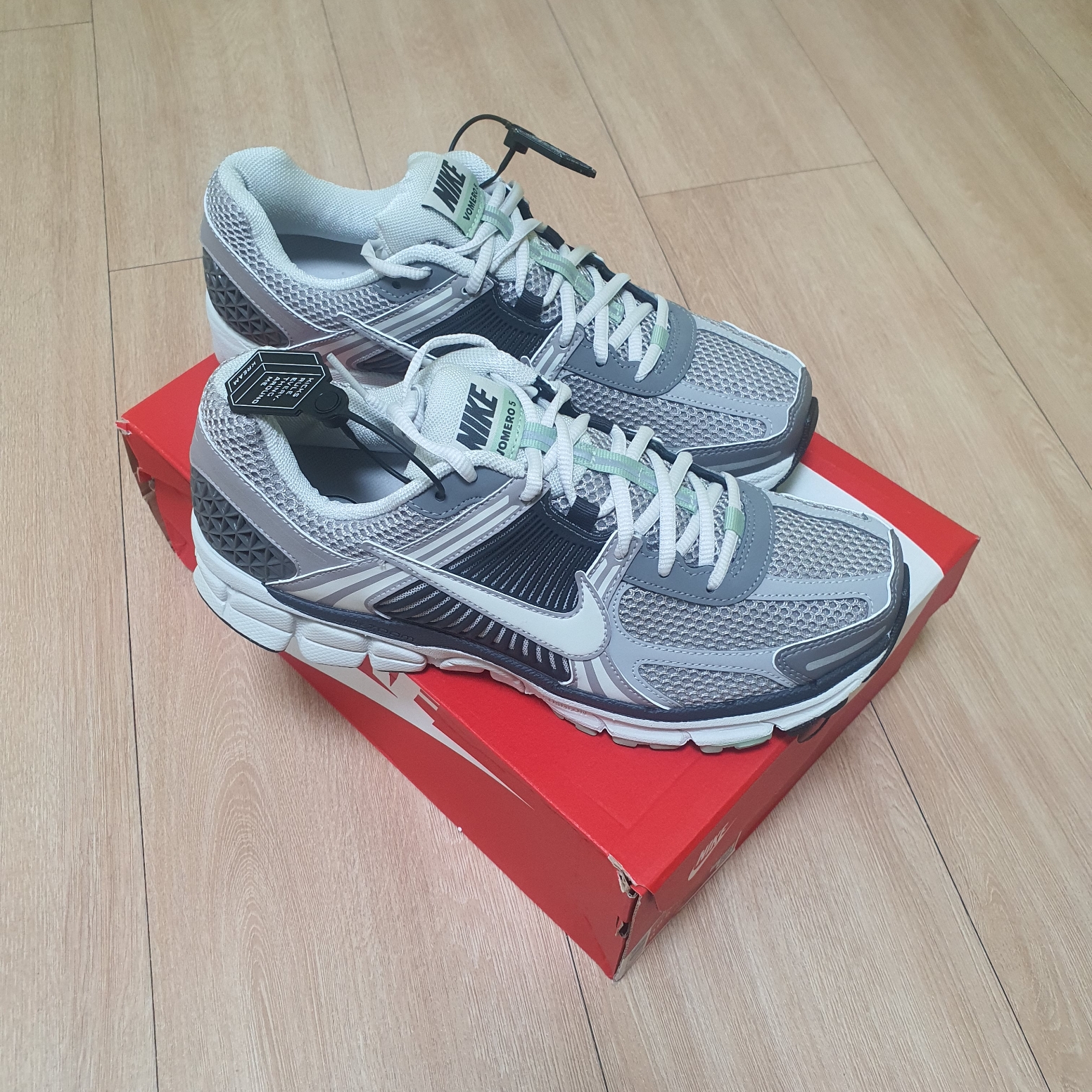 (W) Nike Zoom Vomero 5 Cobblestone and Flat Pewter 착용 스타일 - 3