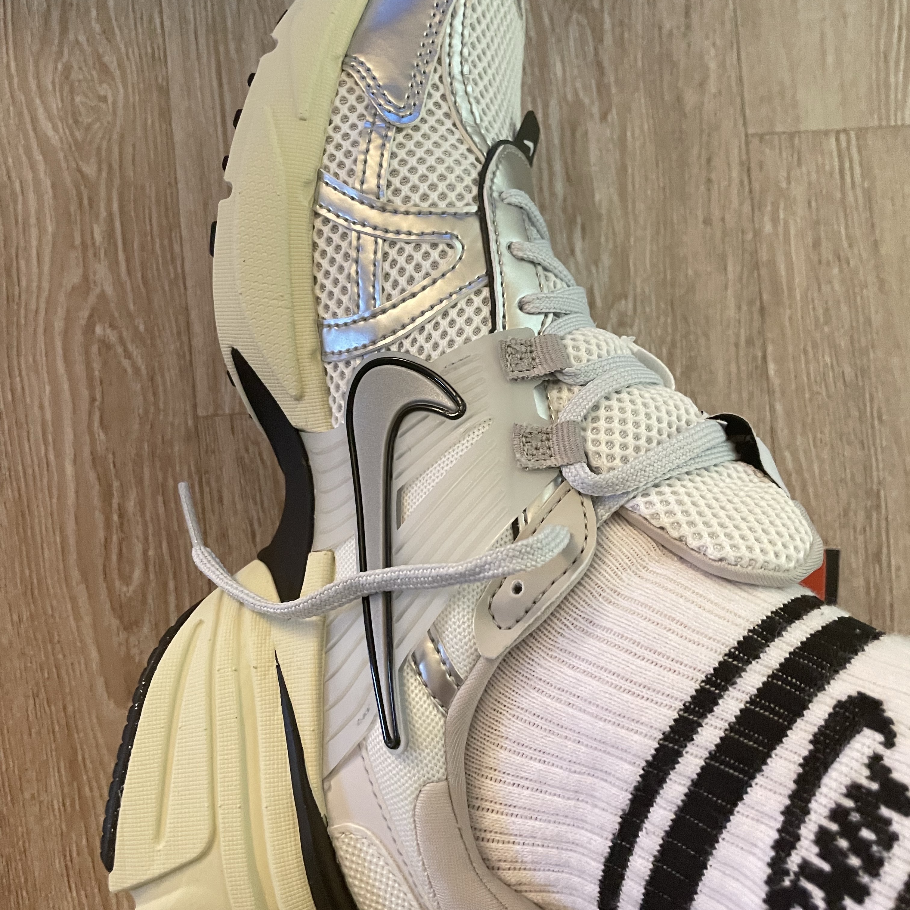 Nike V2K Run Summit White Metallic Silver 착용 스타일 - 2