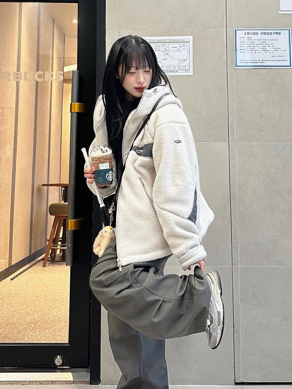 Opening Project Traveller Hooded Fleece Jacket Ecru 착용 스타일 - 1
