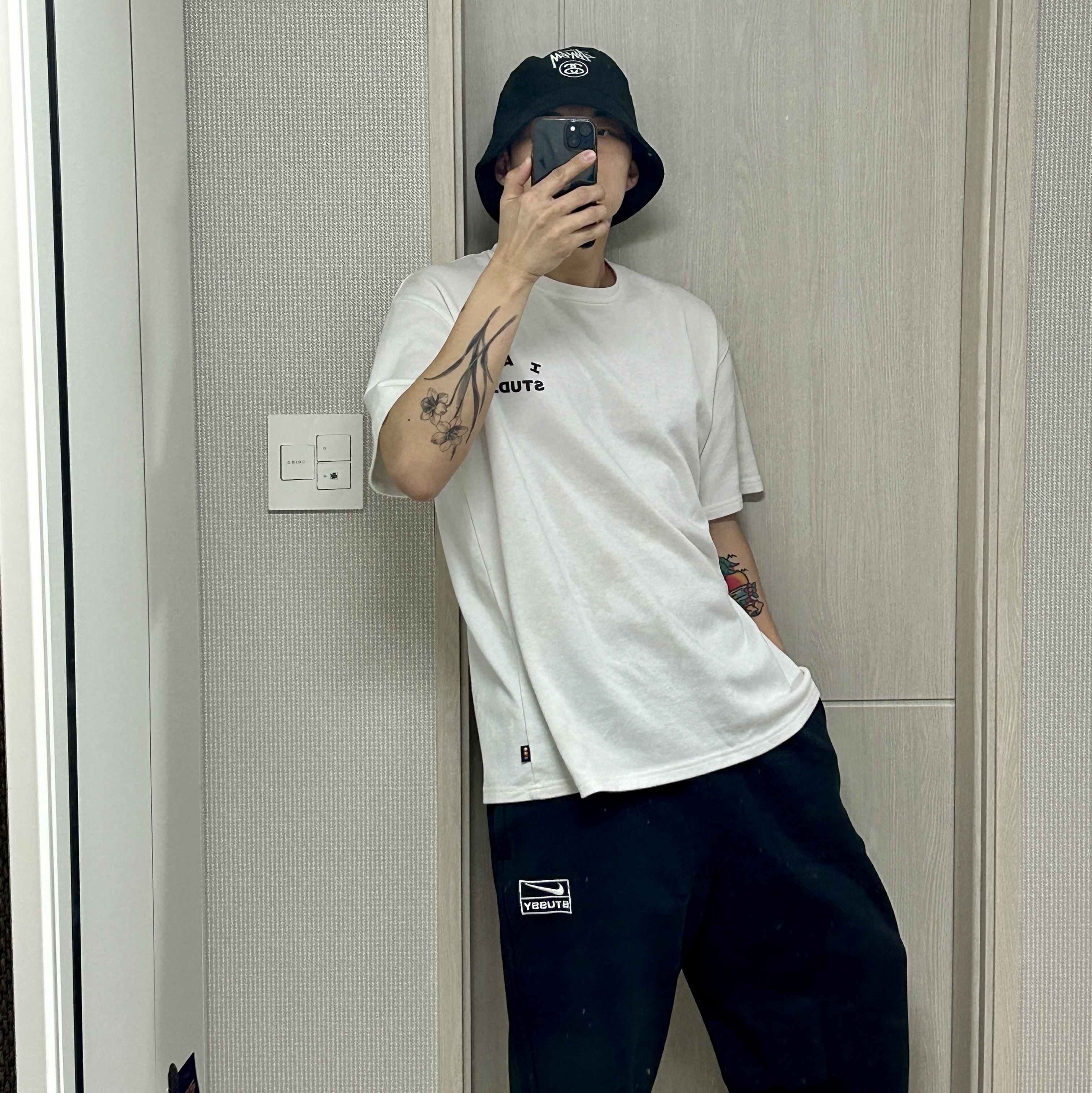 Nike x Stussy Washed Fleece Pants Black (FN5235-010), IAB Studio T-Shirt White - 23FW 착용 스타일 - 1